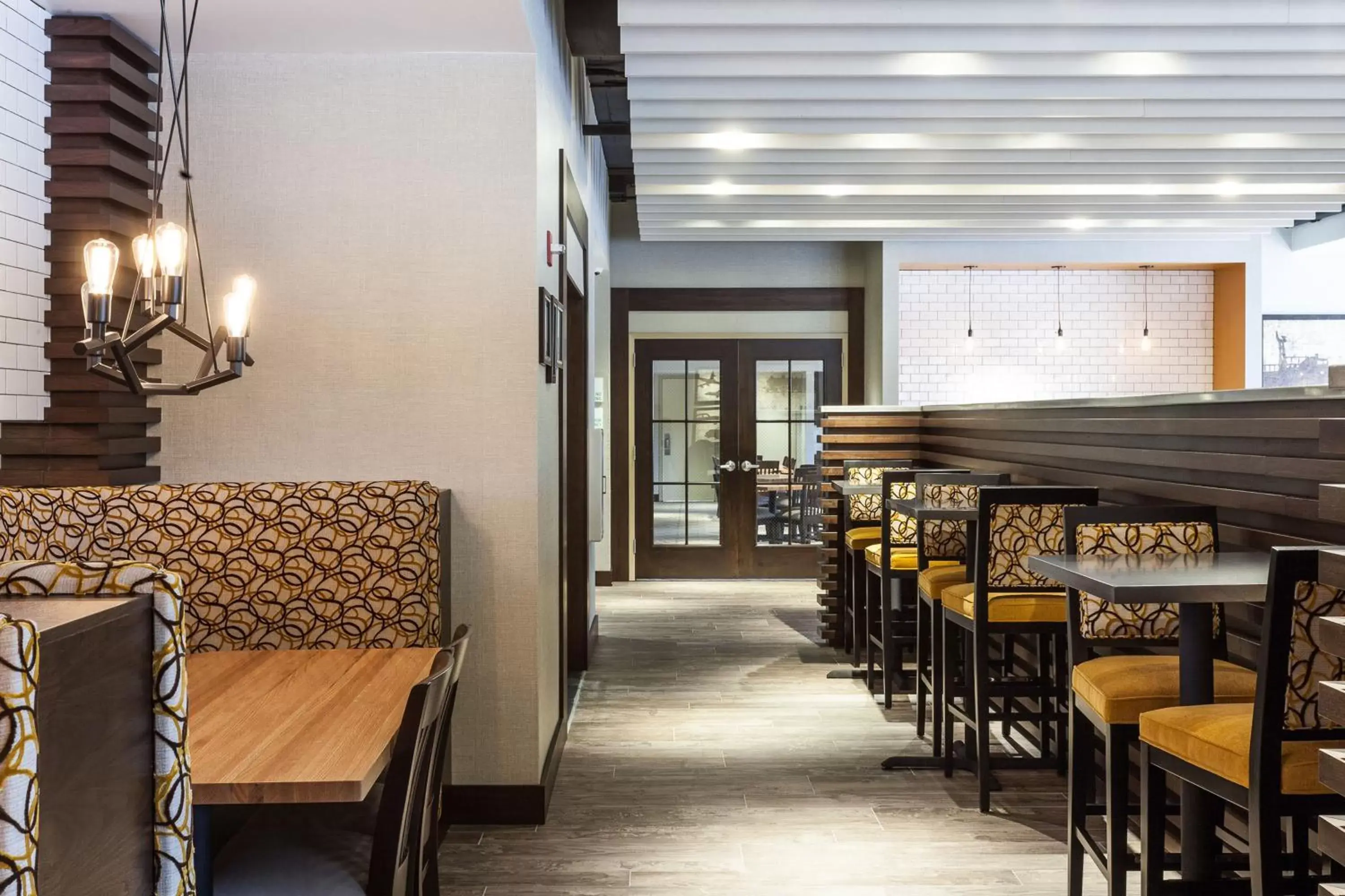 Restaurant/places to eat, Lounge/Bar in Holiday Inn Chicago North-Evanston, an IHG Hotel
