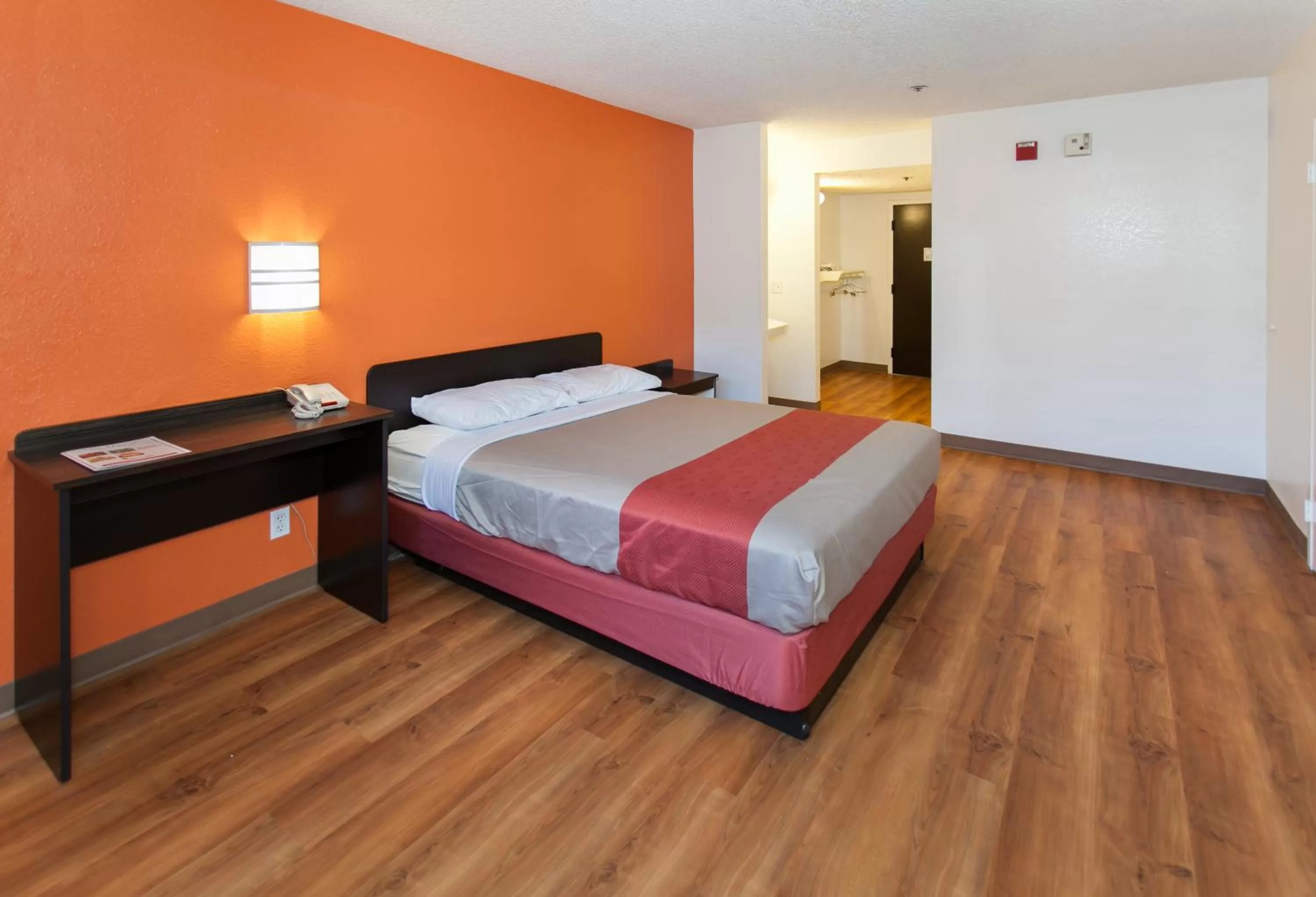 Bedroom, Bed in Motel 6-Los Angeles, CA - Los Angeles - LAX