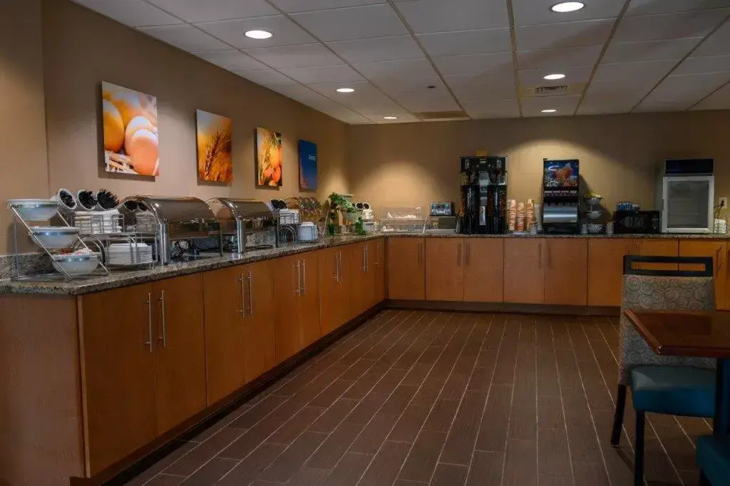 Coffee/tea facilities, Restaurant/Places to Eat in Comfort Inn & Suites Patriots Point