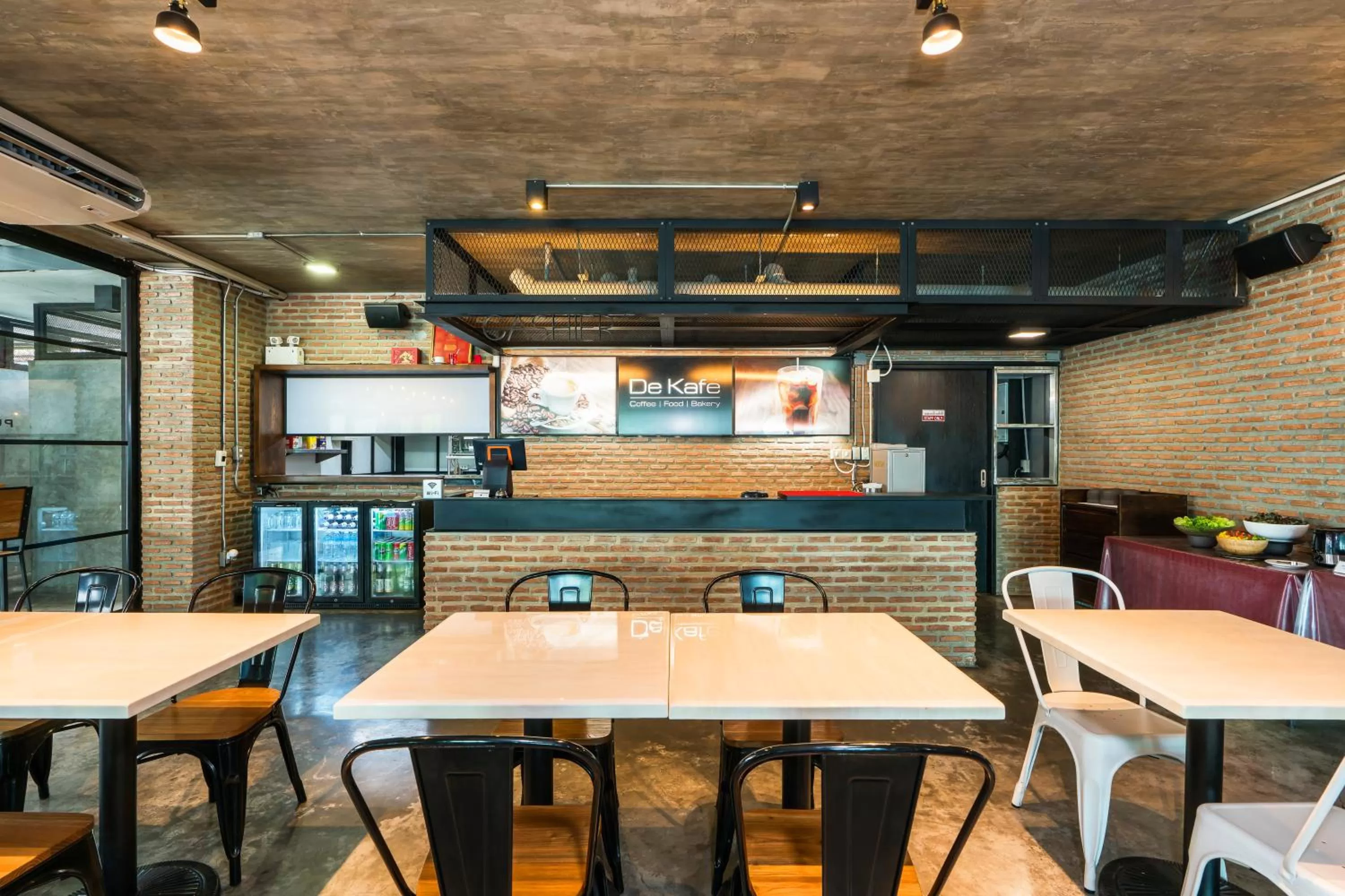 Restaurant/places to eat in De Botan Srinakarin Hotel & Residence