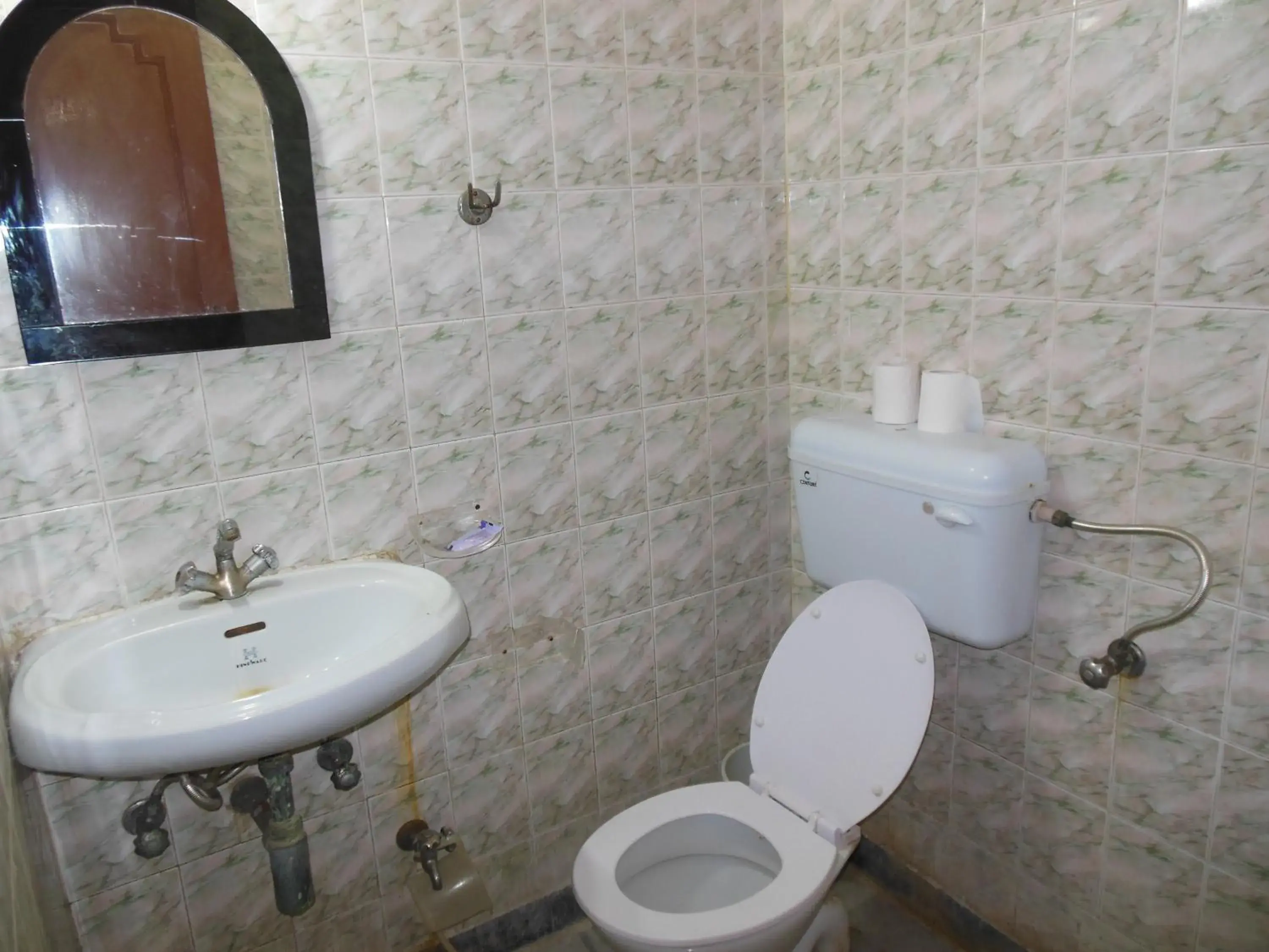 Bathroom in Hotel Taj Plaza, VIP Road, Agra