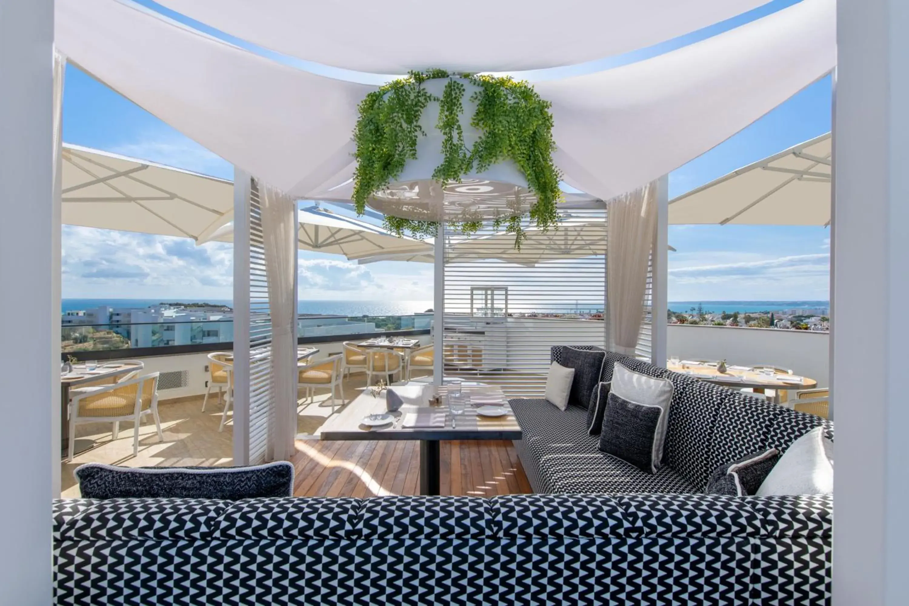 Restaurant/places to eat in W Residences Algarve