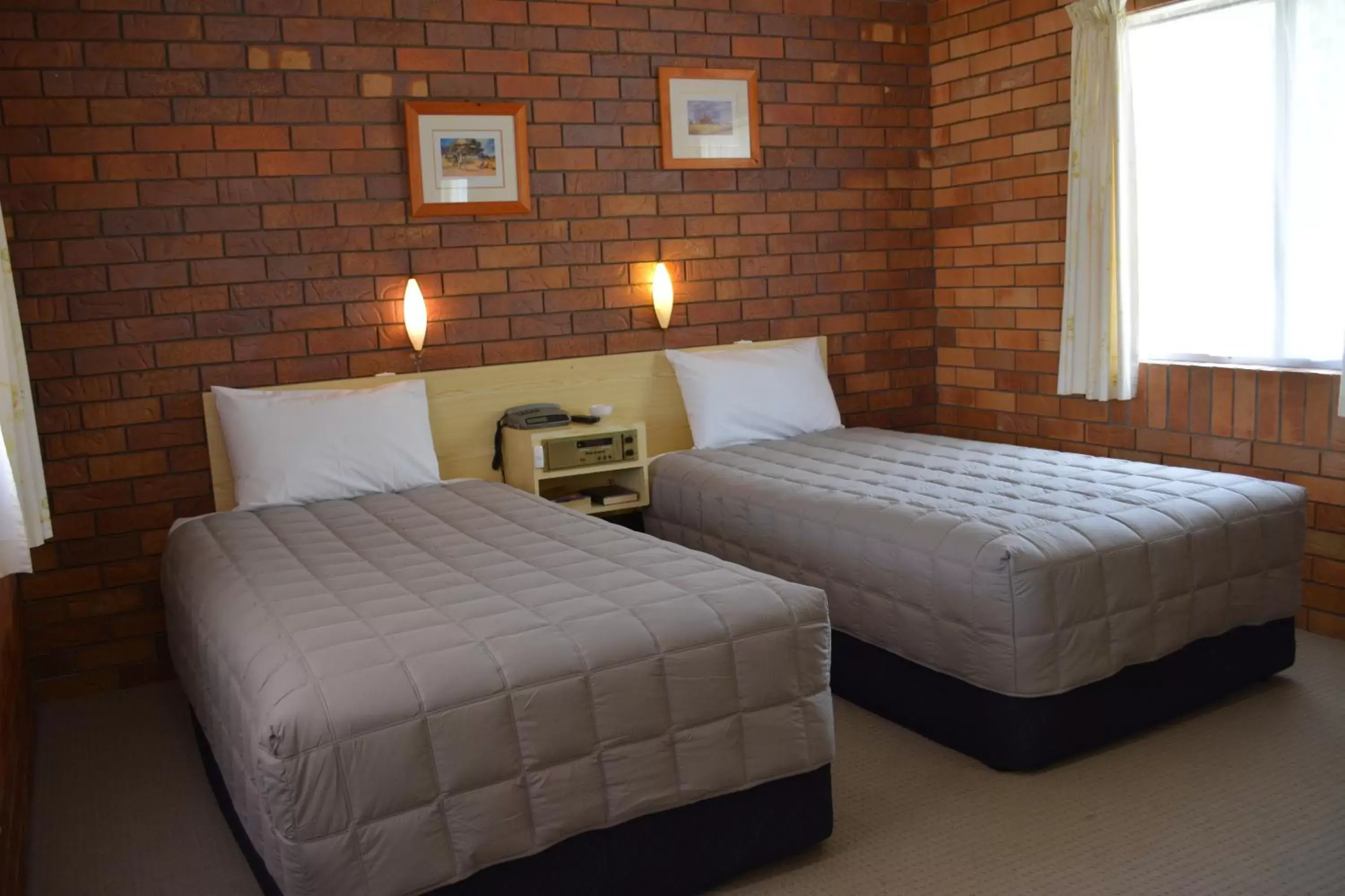 Photo of the whole room, Bed in Peter Allen Motor Inn Photo of the whole room, Bed in Peter Allen Motor Inn