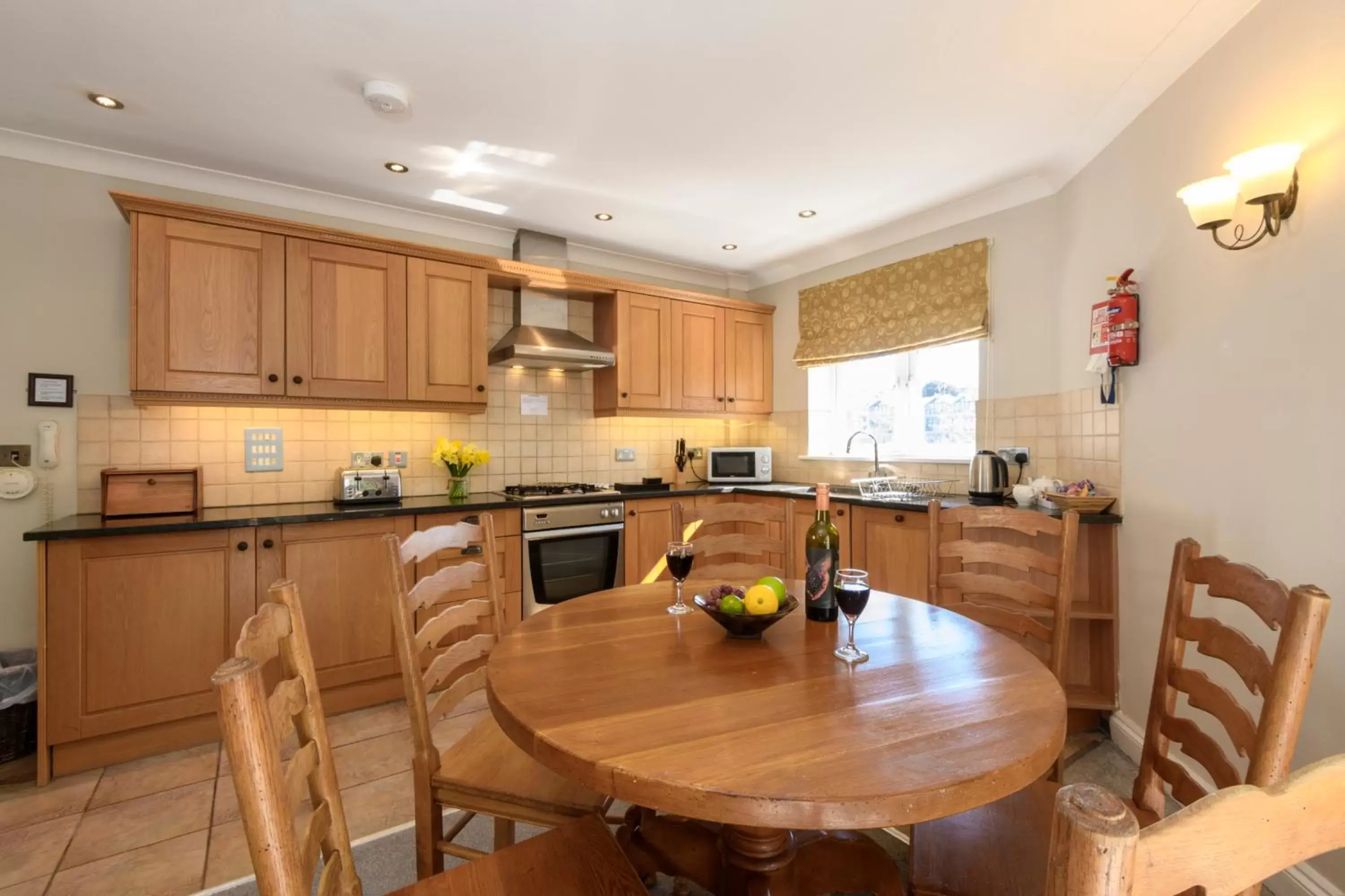 Dining area, Kitchen/Kitchenette in Porth Veor Manor Villas & Apartments