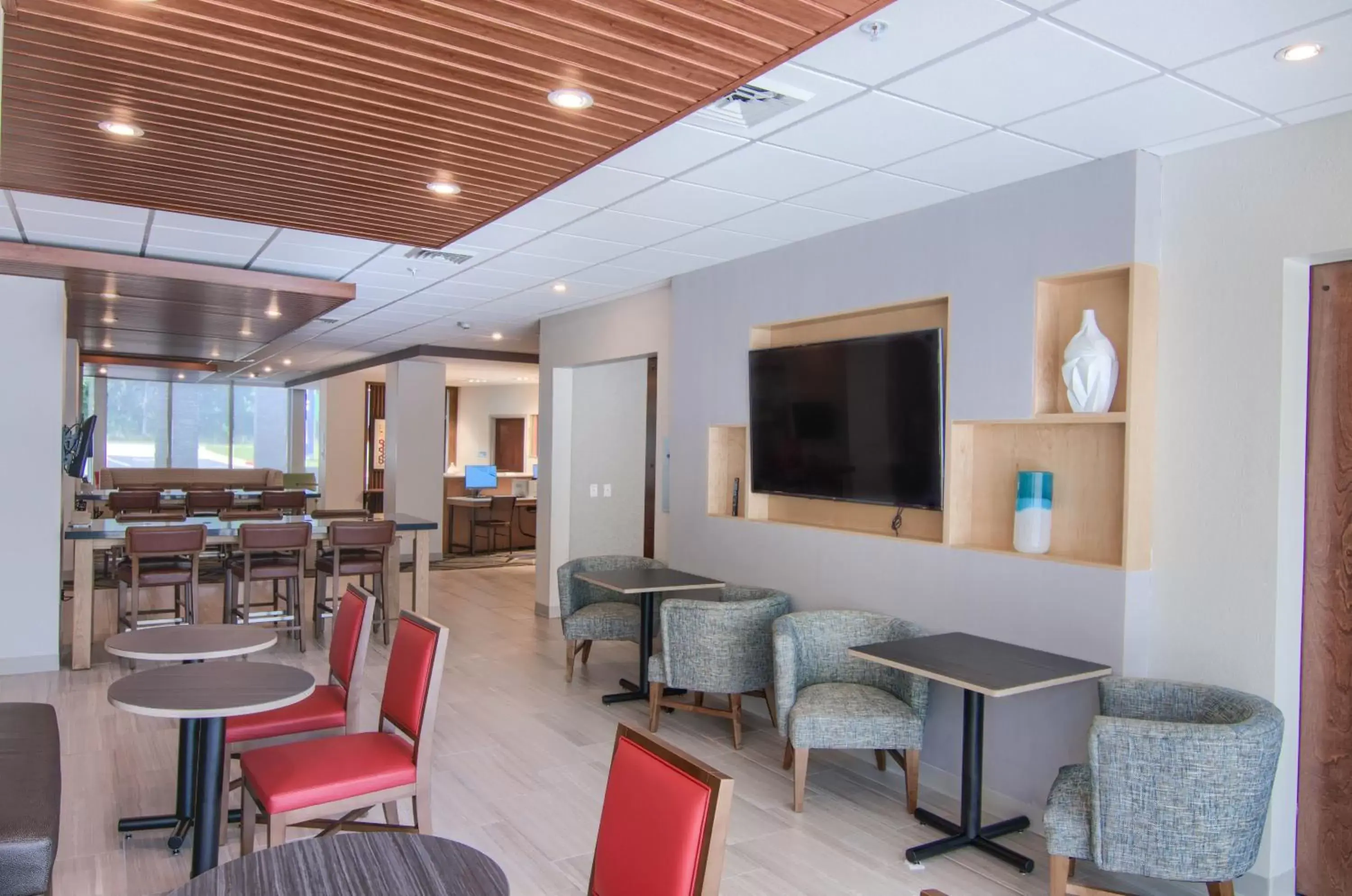 Breakfast, Lounge/Bar in Holiday Inn Express & Suites Mobile - University Area, an IHG Hotel