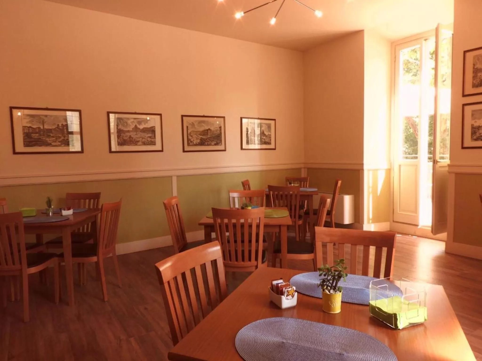 Communal lounge/ TV room in Basilica Hotel