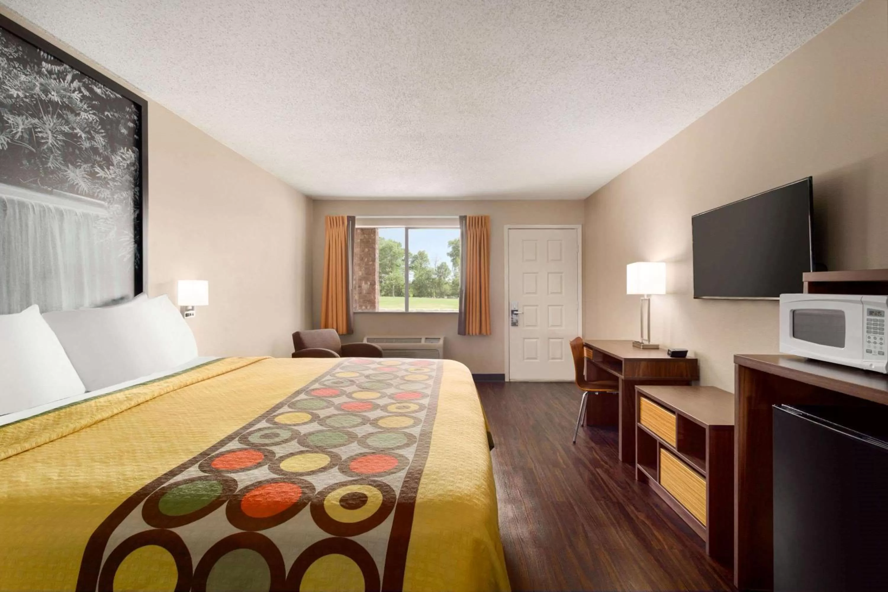 Photo of the whole room, Bed in Super 8 by Wyndham Universal City
