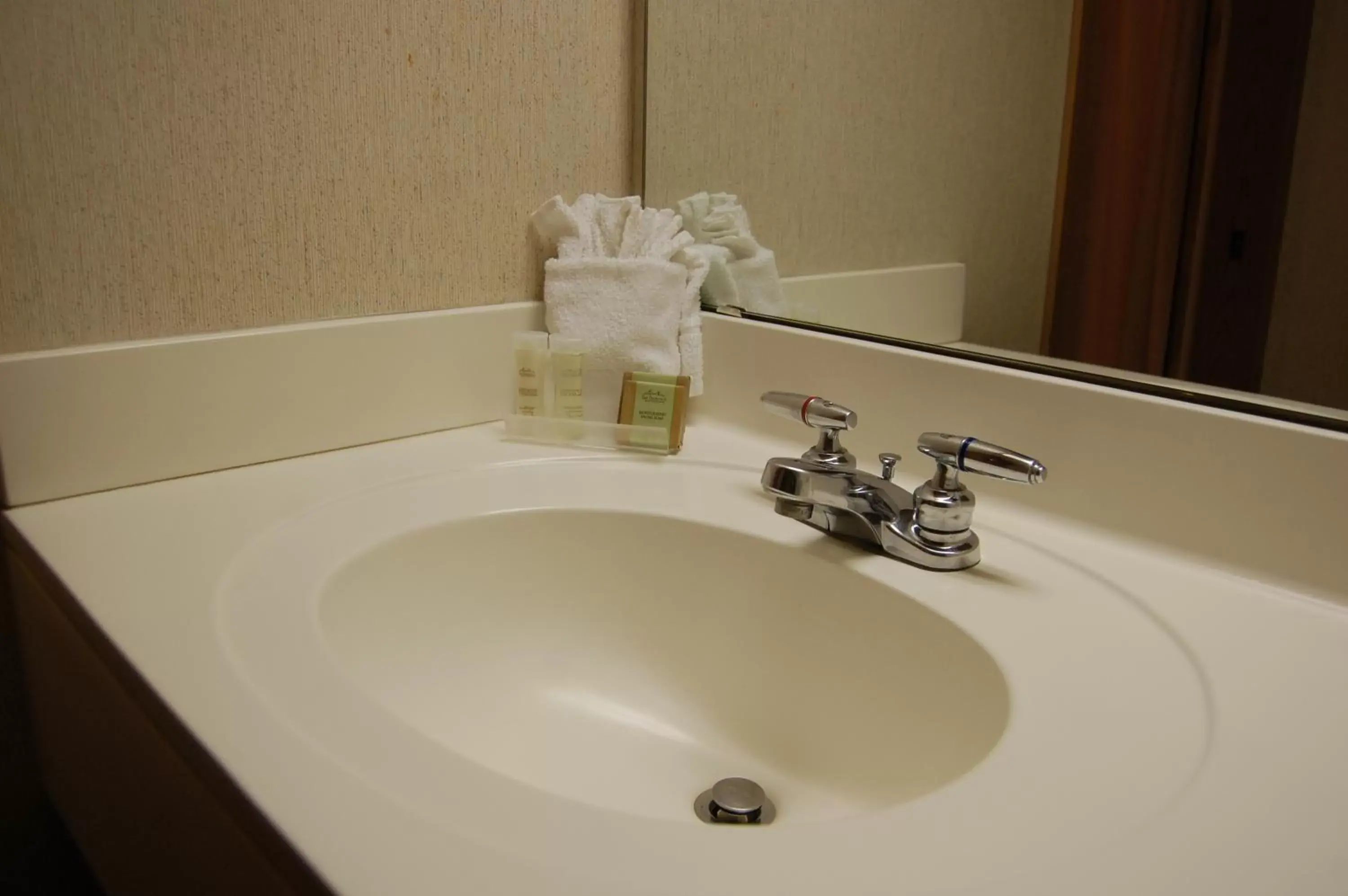 Bathroom in Super 8 by Wyndham Show Low