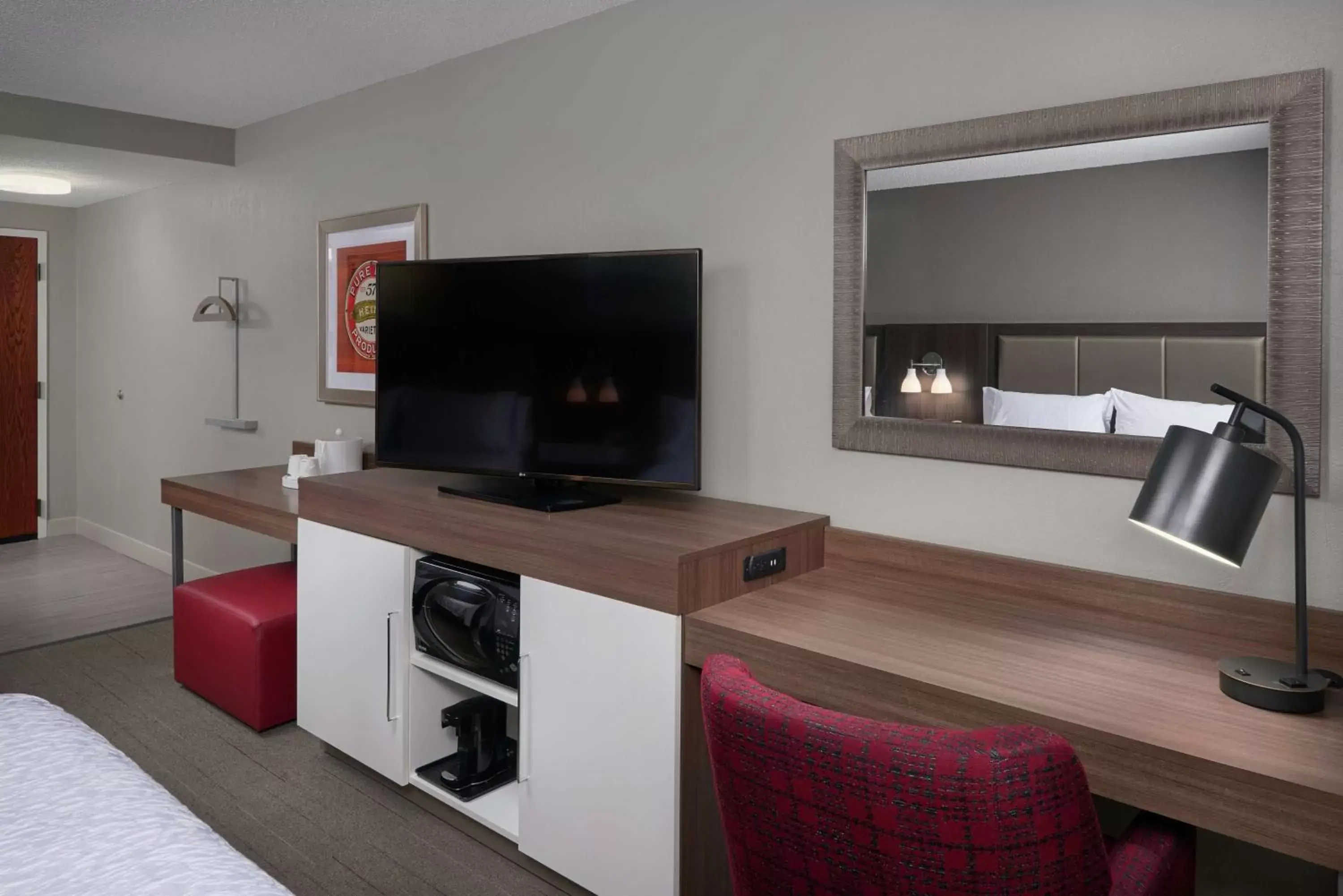 Bedroom, TV/Entertainment Center in Hampton Inn & Suites Oxford-Anniston