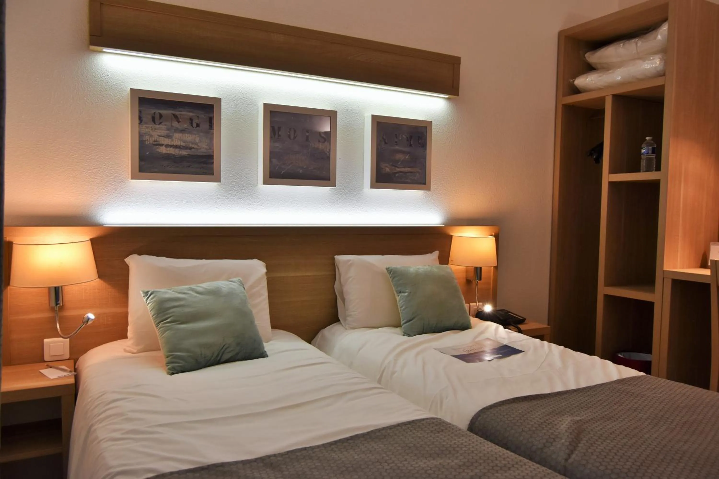 Bed in Contact Hotel Utah Beach Carentan