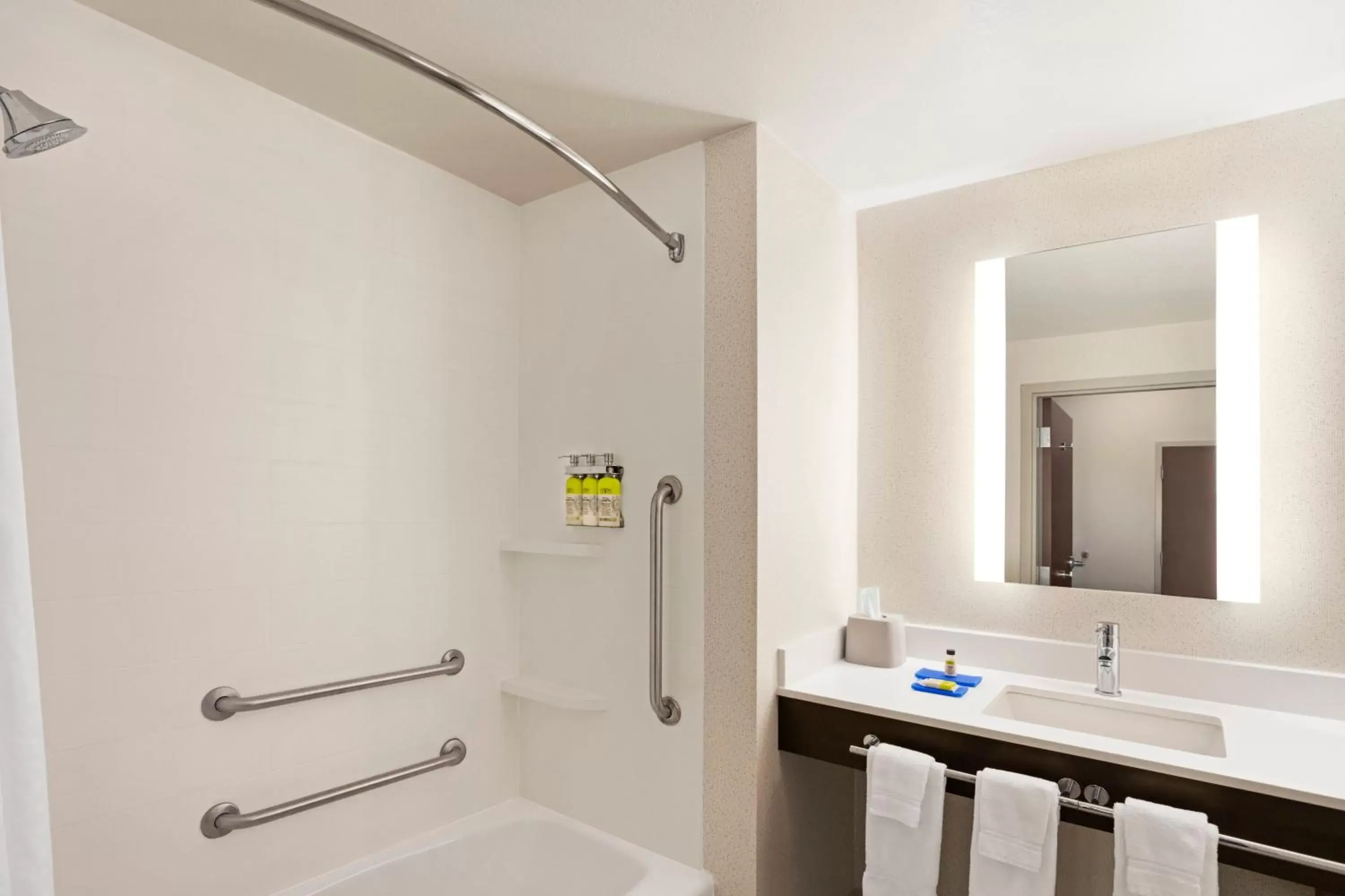 Photo of the whole room, Bathroom in Holiday Inn Express Hotel & Suites Durant, an IHG Hotel
