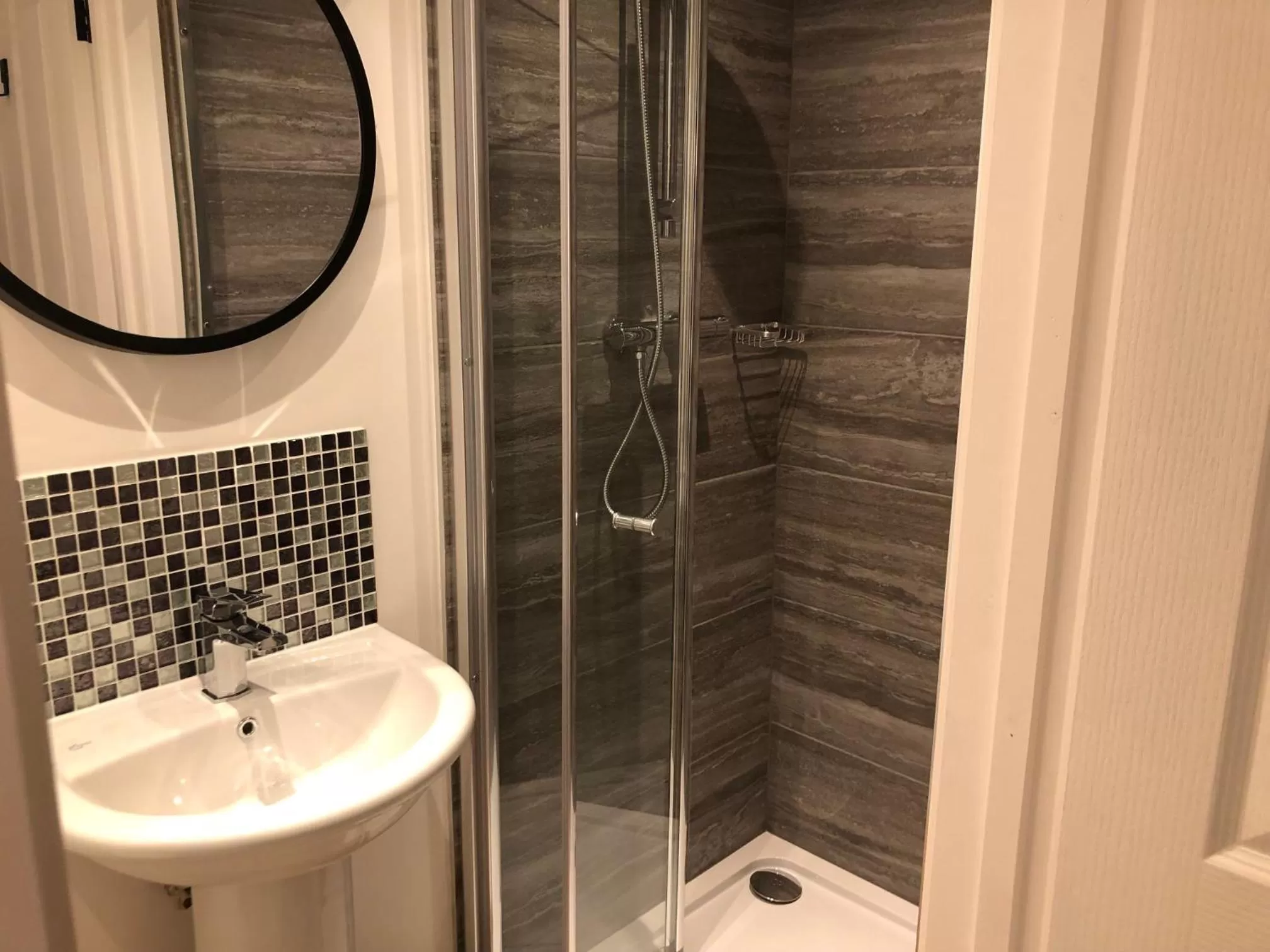 Shower in Kings Hotel