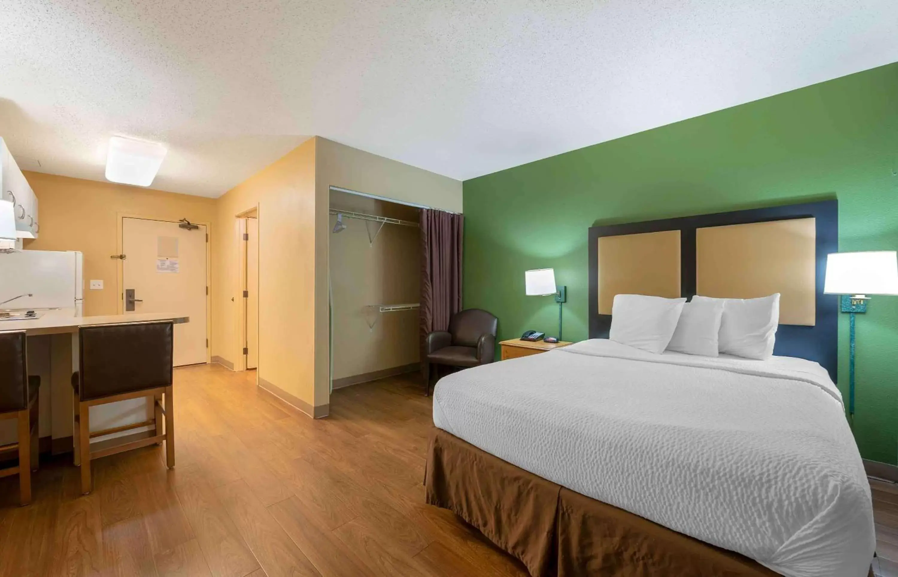 Bedroom, Bed in Extended Stay America Suites - Chicago - Schaumburg - Convention Center