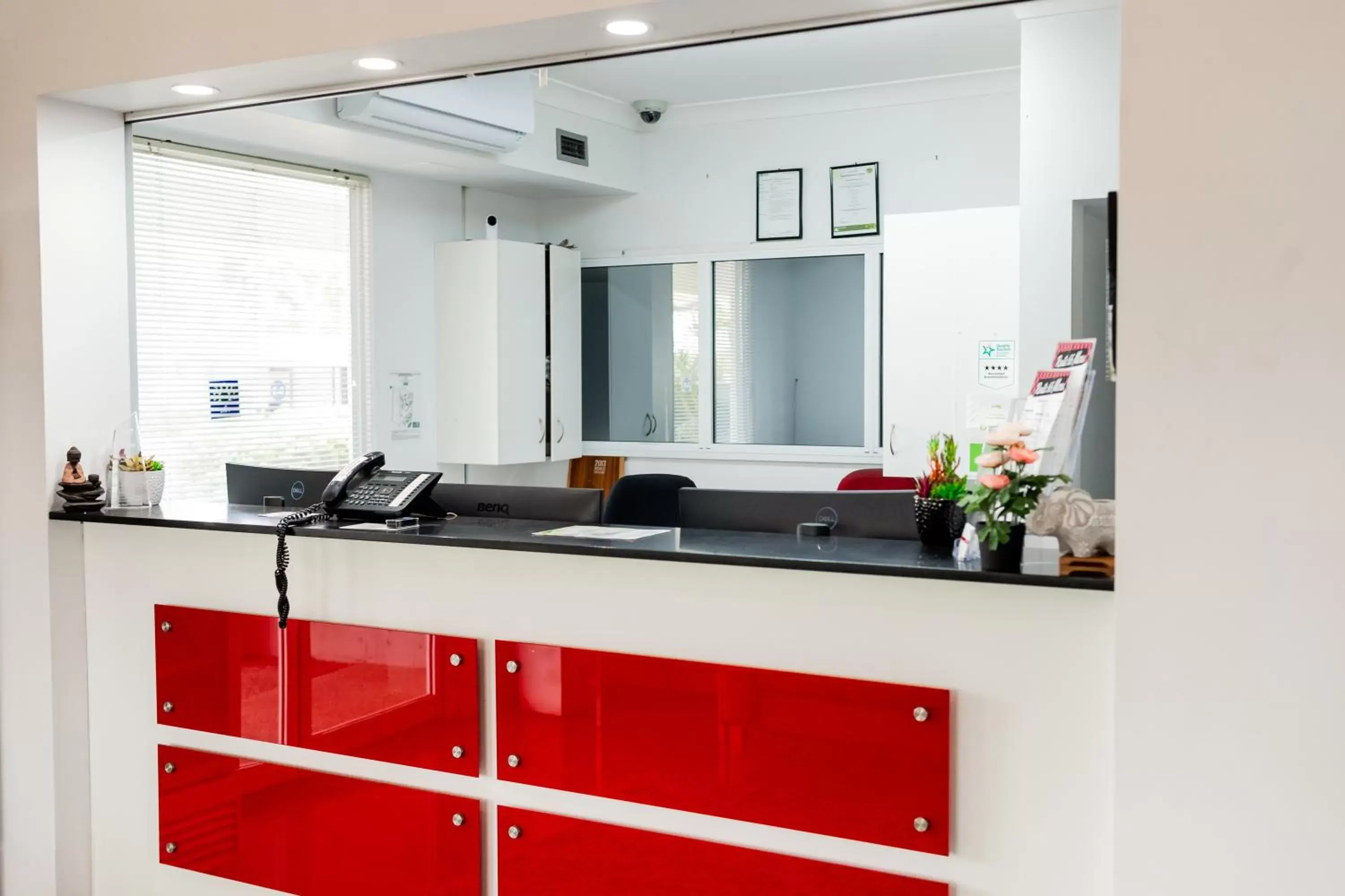 Lobby or reception, Kitchen/Kitchenette in Route 66 Motor Inn