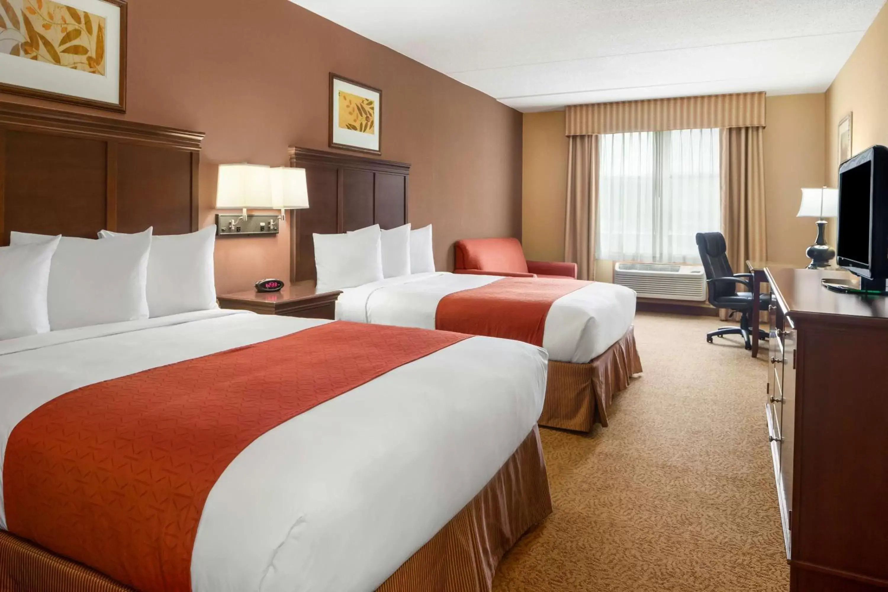 Photo of the whole room, Bed in Country Inn & Suites by Radisson, Cuyahoga Falls, OH
