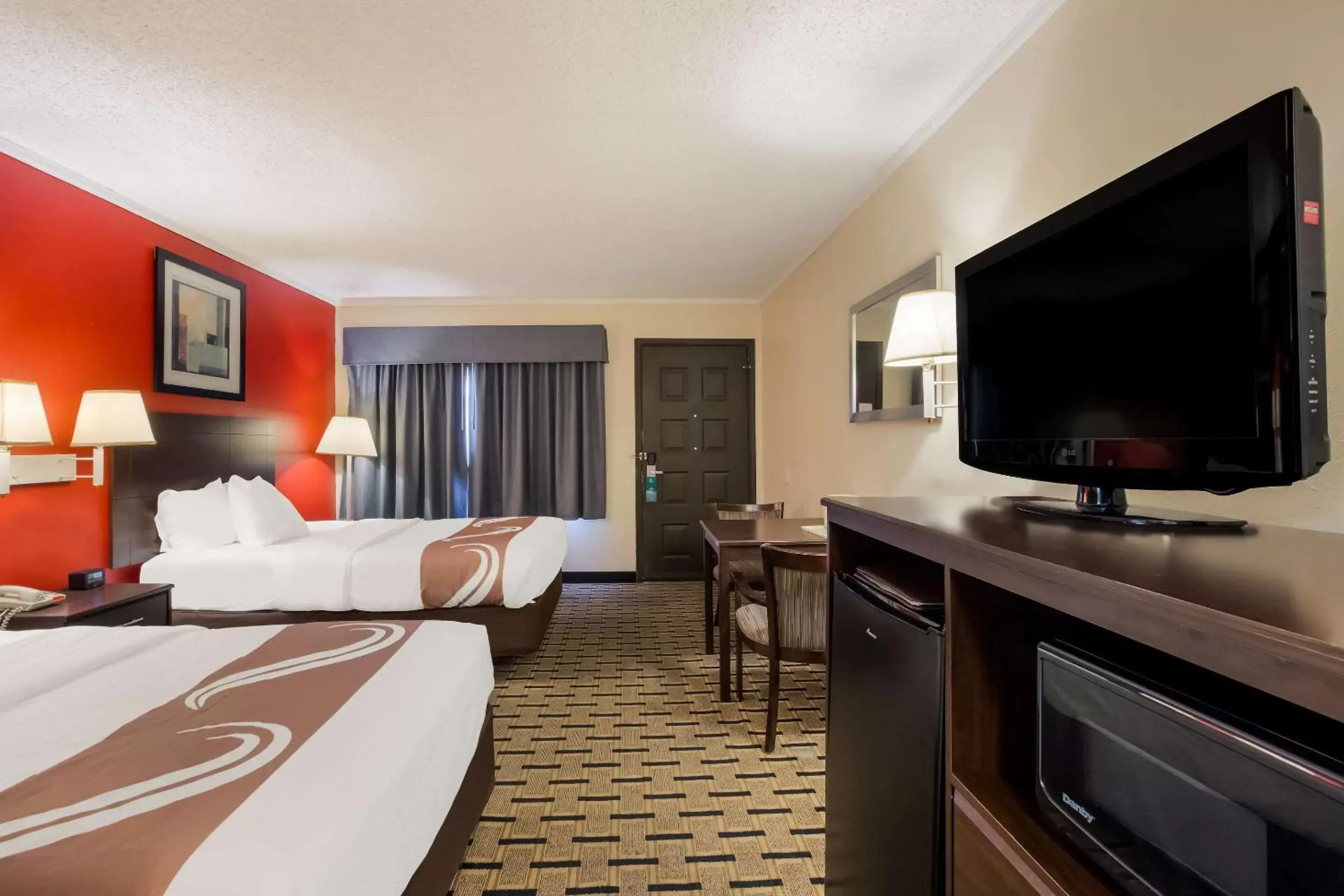 Bedroom, TV/Entertainment Center in Quality Inn & Suites Millville – Vineland