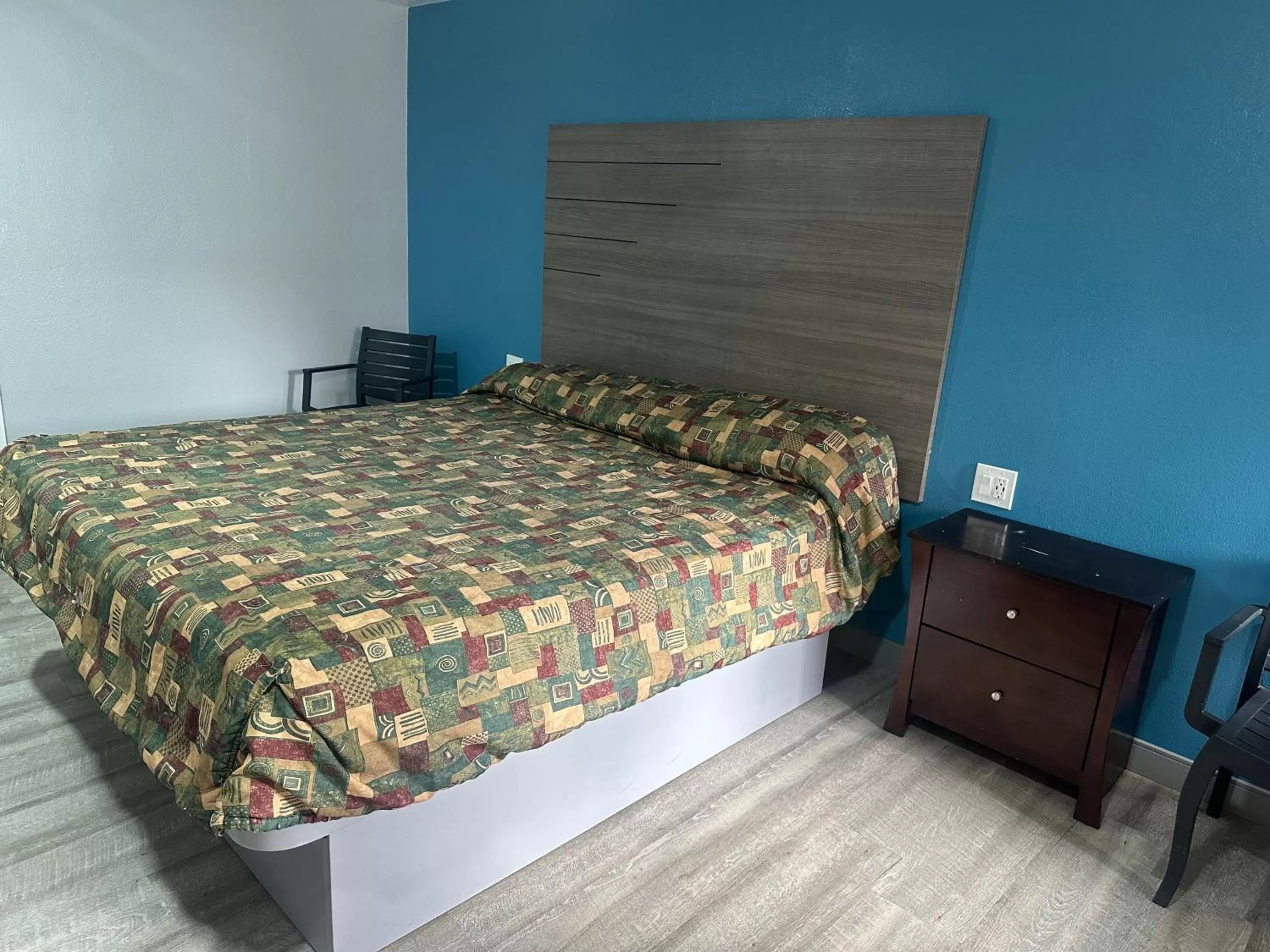 Bed in Palm Inn Hotel near Tyler Mall Riverside