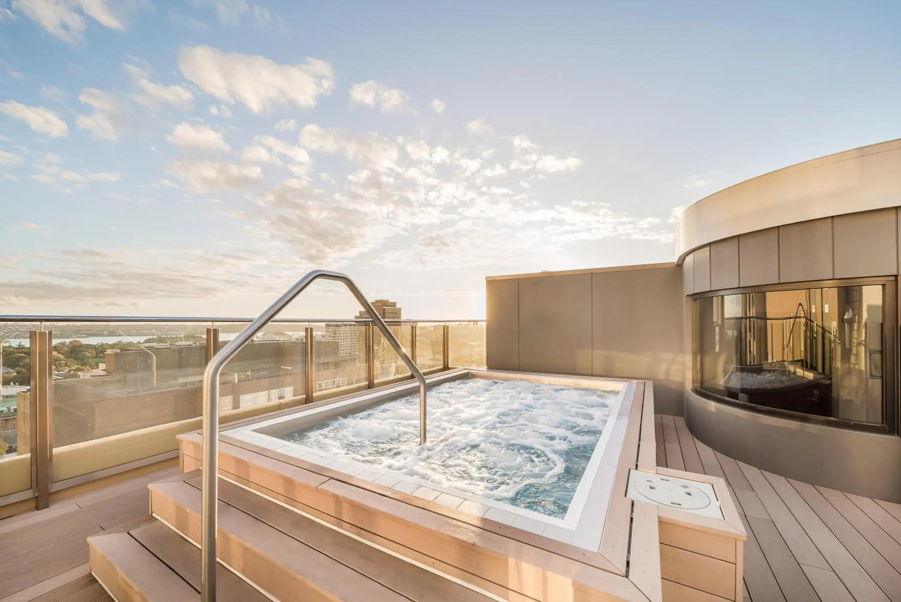 Hot Tub, Swimming Pool in Oaks Sydney Hyde Park Suites