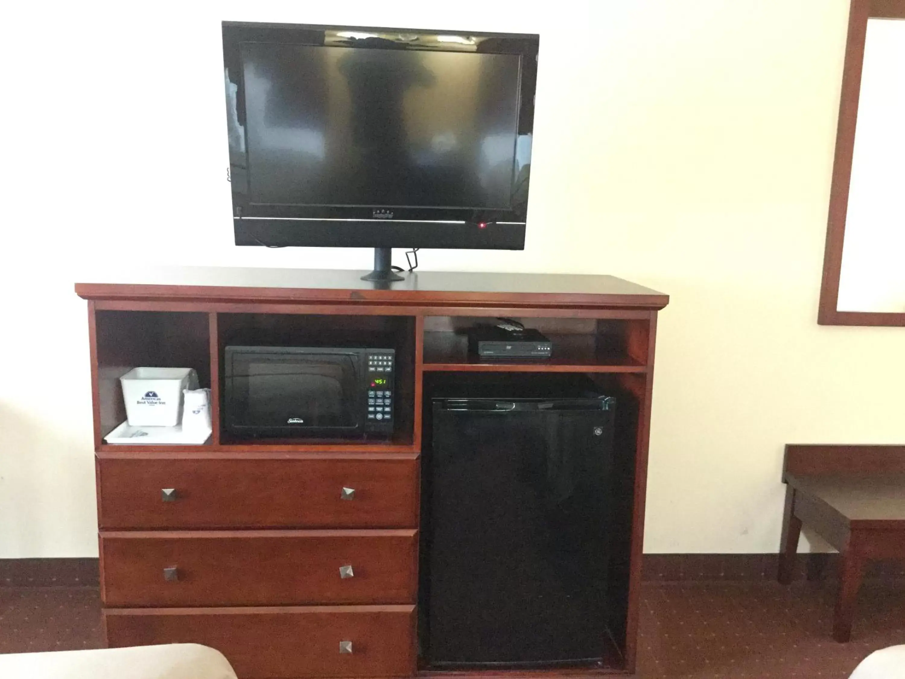 TV and multimedia, TV/Entertainment Center in Americas Best Value Inn Saint Robert/Fort Leonard Wood