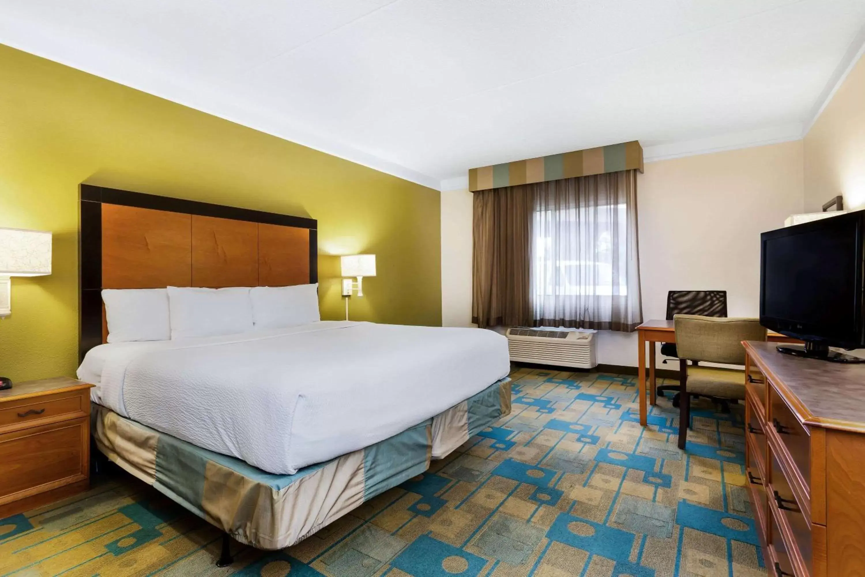 Photo of the whole room, Bed in La Quinta by Wyndham St. Pete-Clearwater Airport