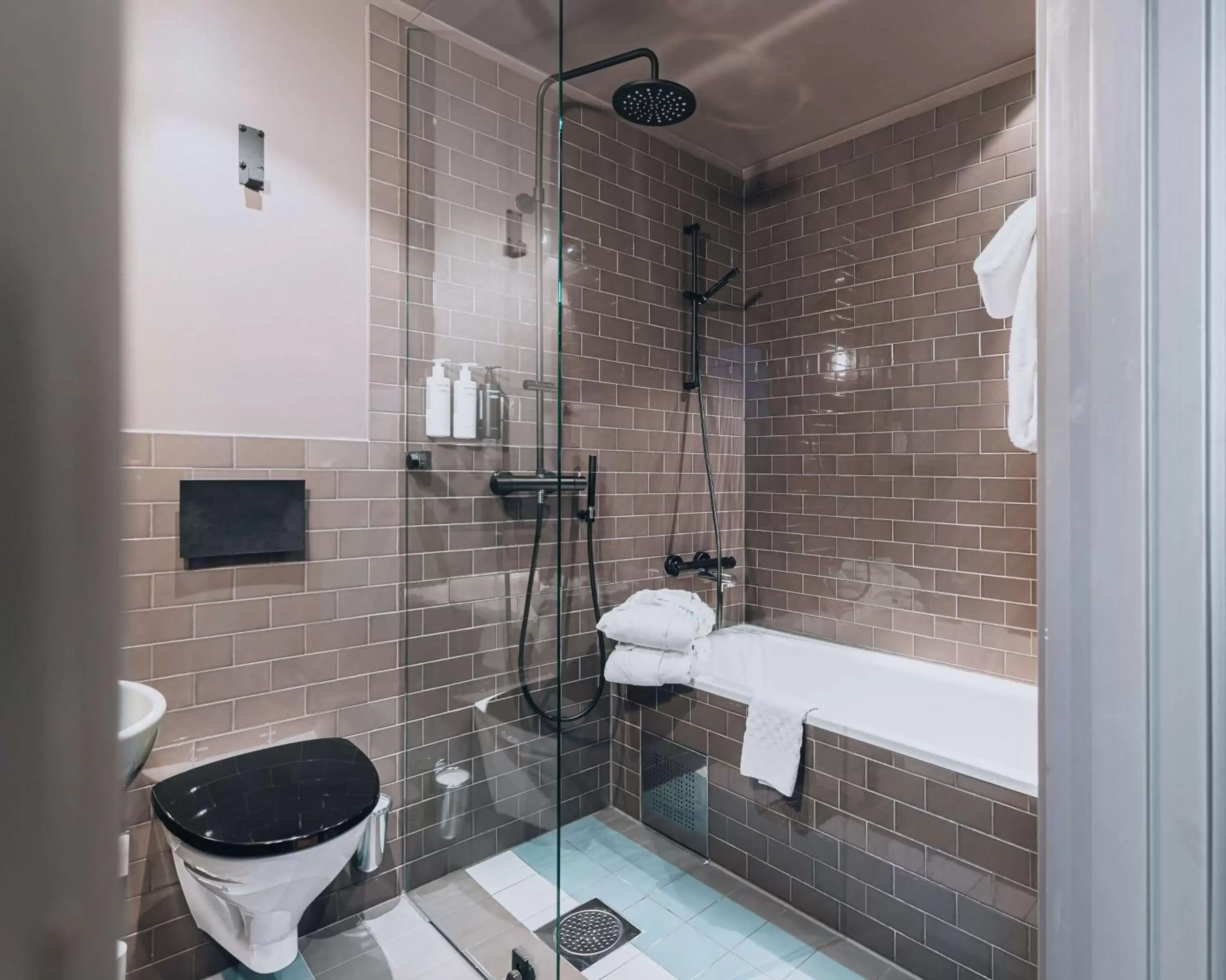 Bathroom in Story Hotel Signalfabriken, part of JdV by Hyatt