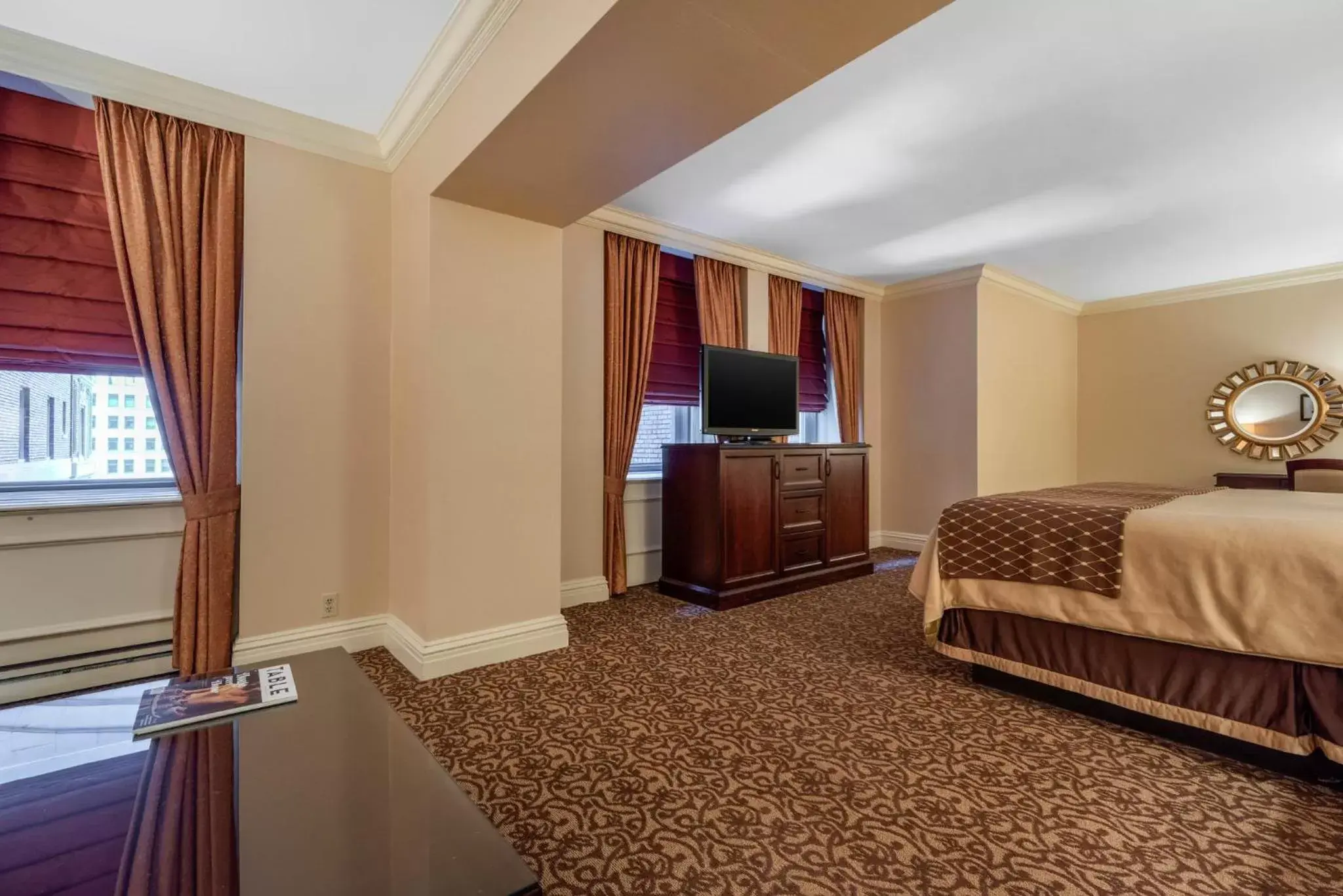 Photo of the whole room, TV/Entertainment Center in Omni William Penn Hotel