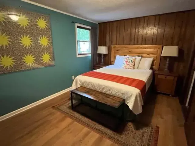 Bedroom, Bed in Meadowlark Motel with Restaurant & Bar