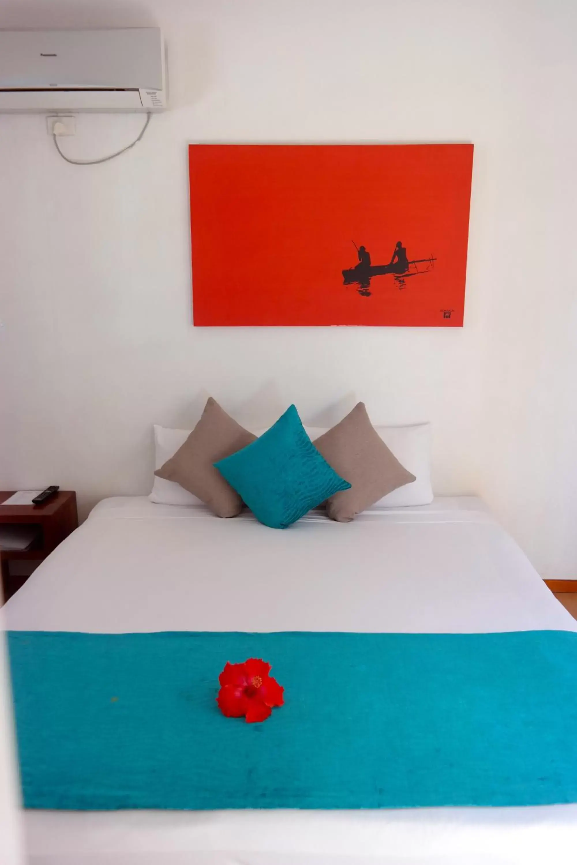Bedroom, Bed in Moorings Hotel
