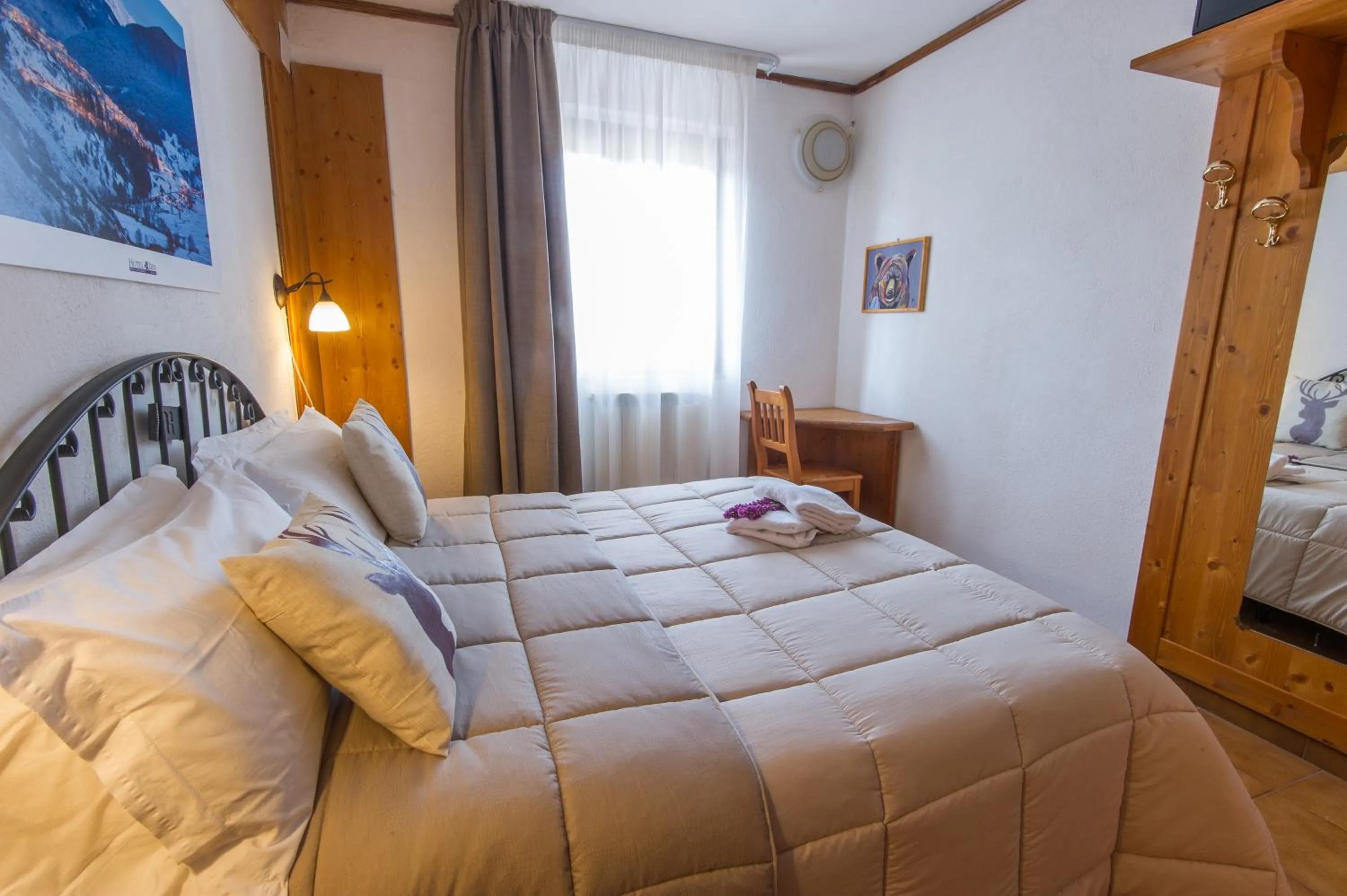 Photo of the whole room, Bed in Hotel Iris