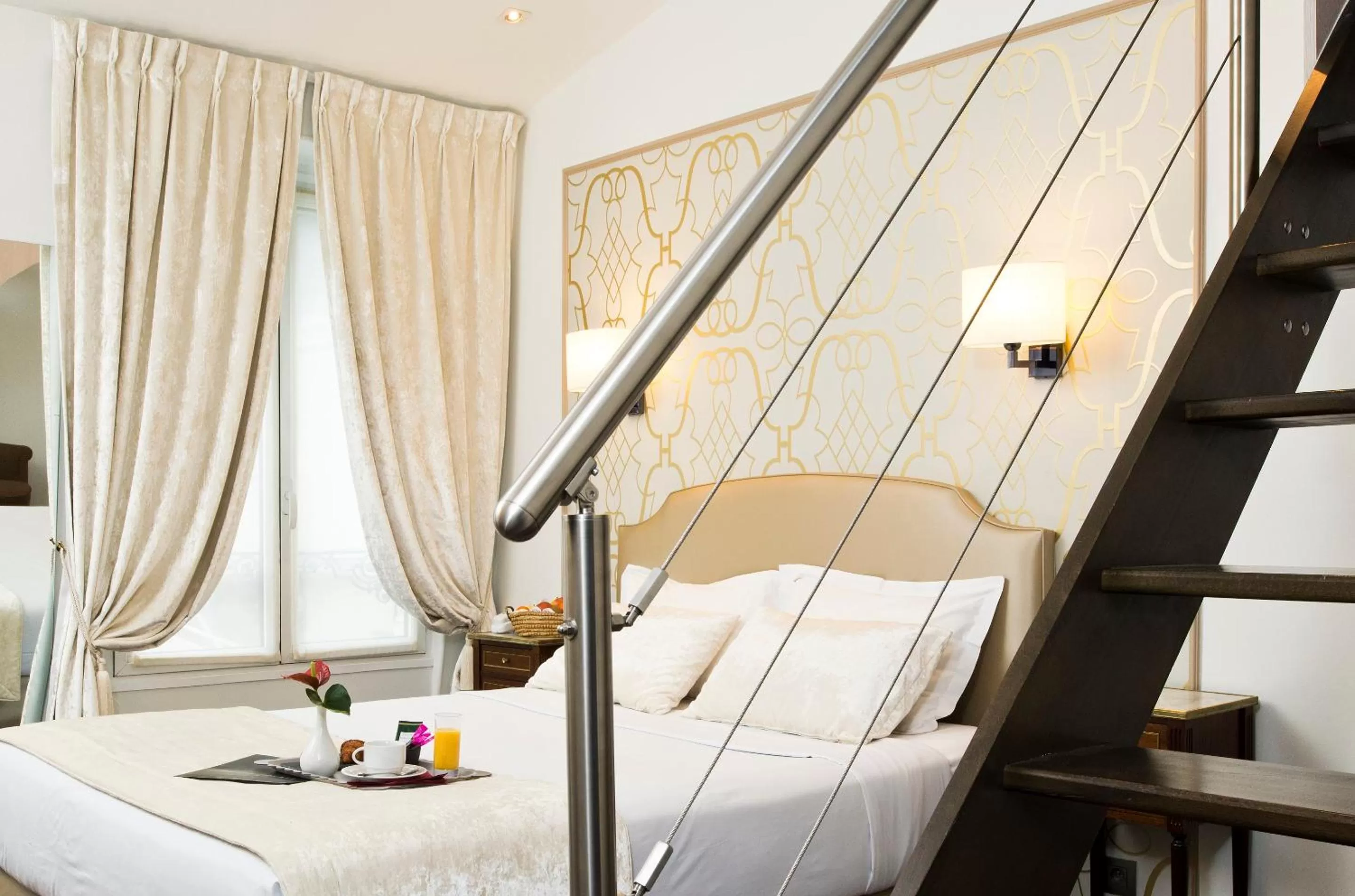 Photo of the whole room, Bed in Hôtel Saint-Pétersbourg Opéra & Spa