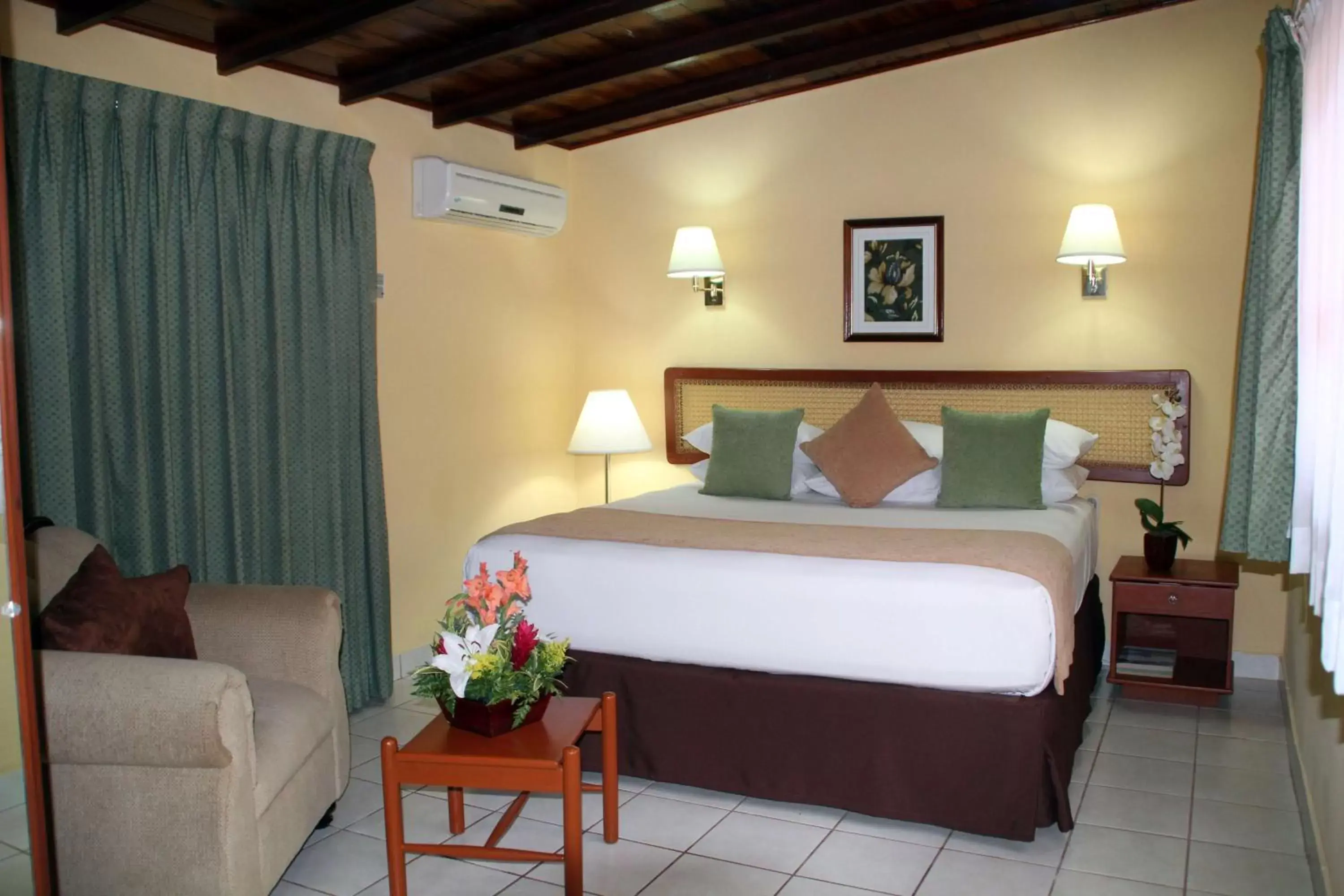 Photo of the whole room, Bed in Best Western Las Mercedes Airport