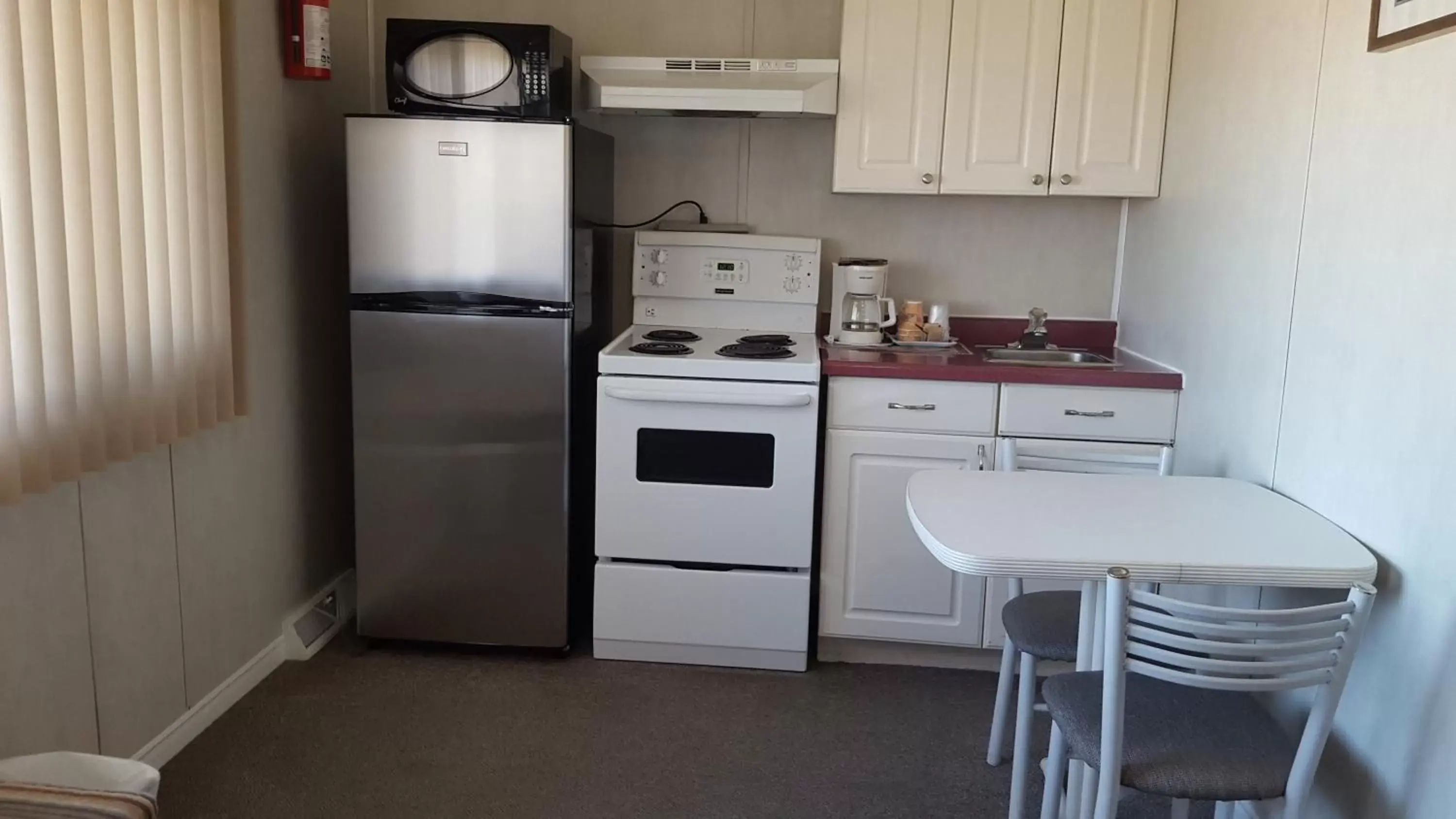 Kitchen or kitchenette, Kitchen/Kitchenette in Sunset motel