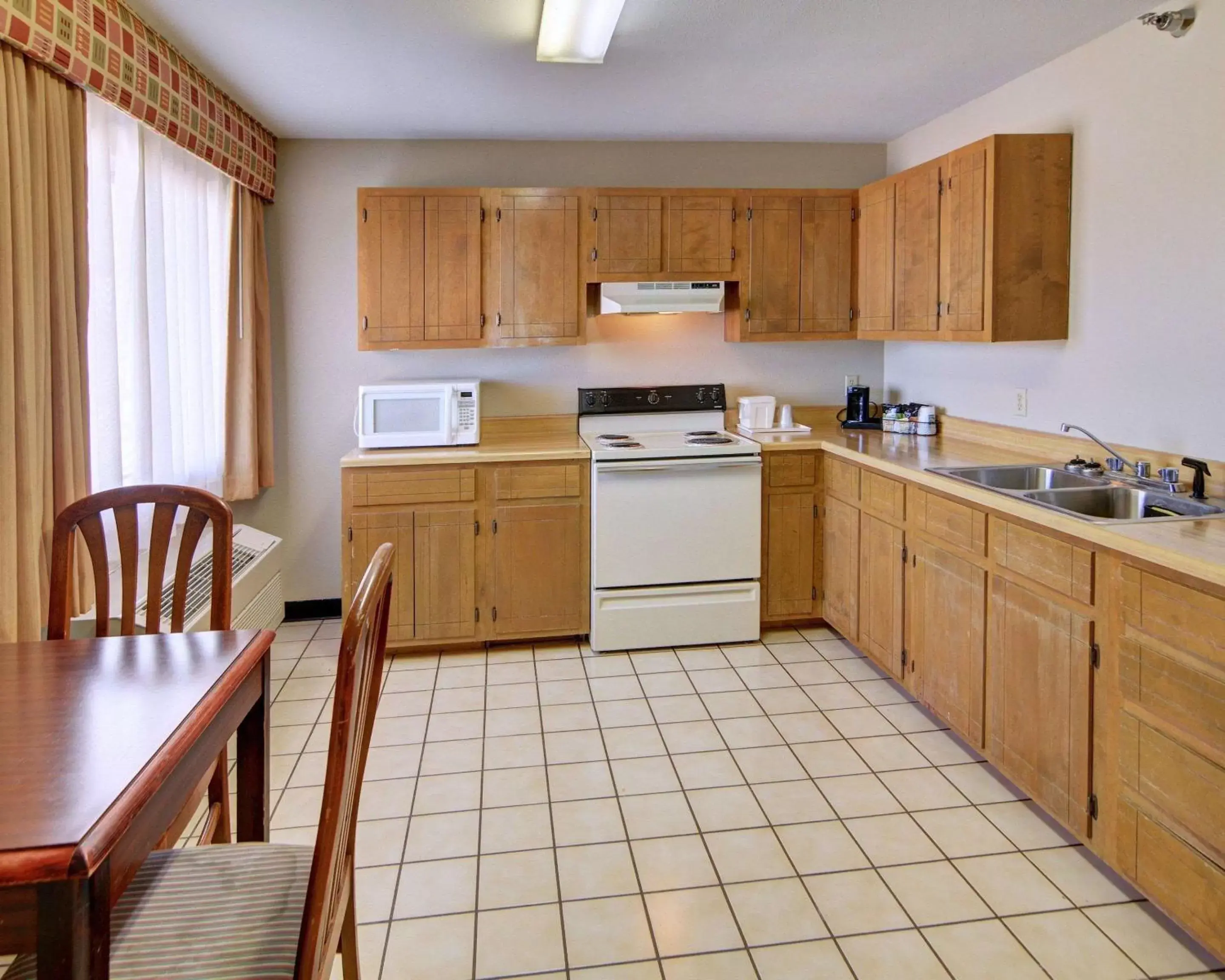 Photo of the whole room, Kitchen/Kitchenette in Quality Inn Marshall