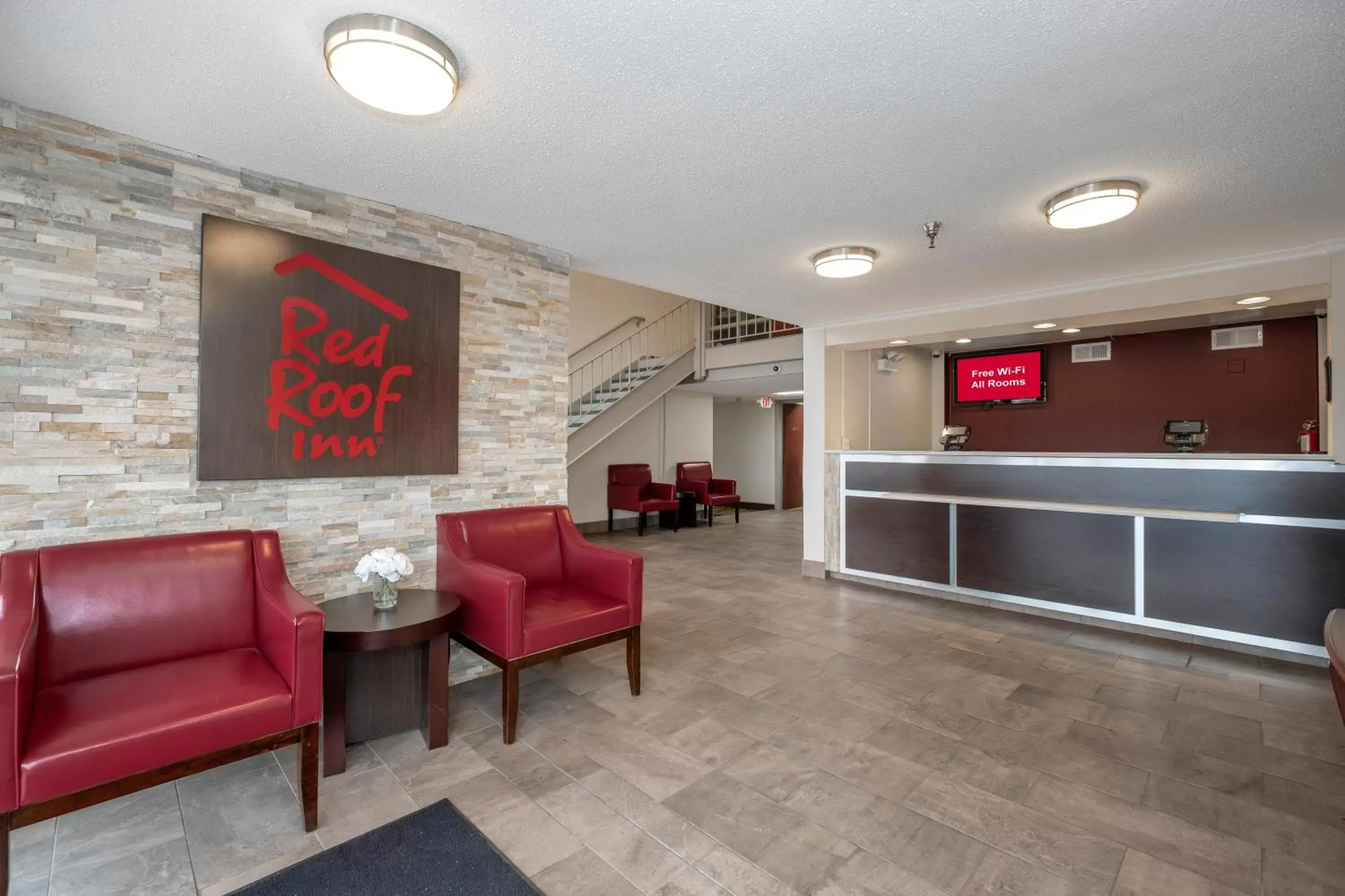 Photo of the whole room, Lobby/Reception in Red Roof Inn Leesburg