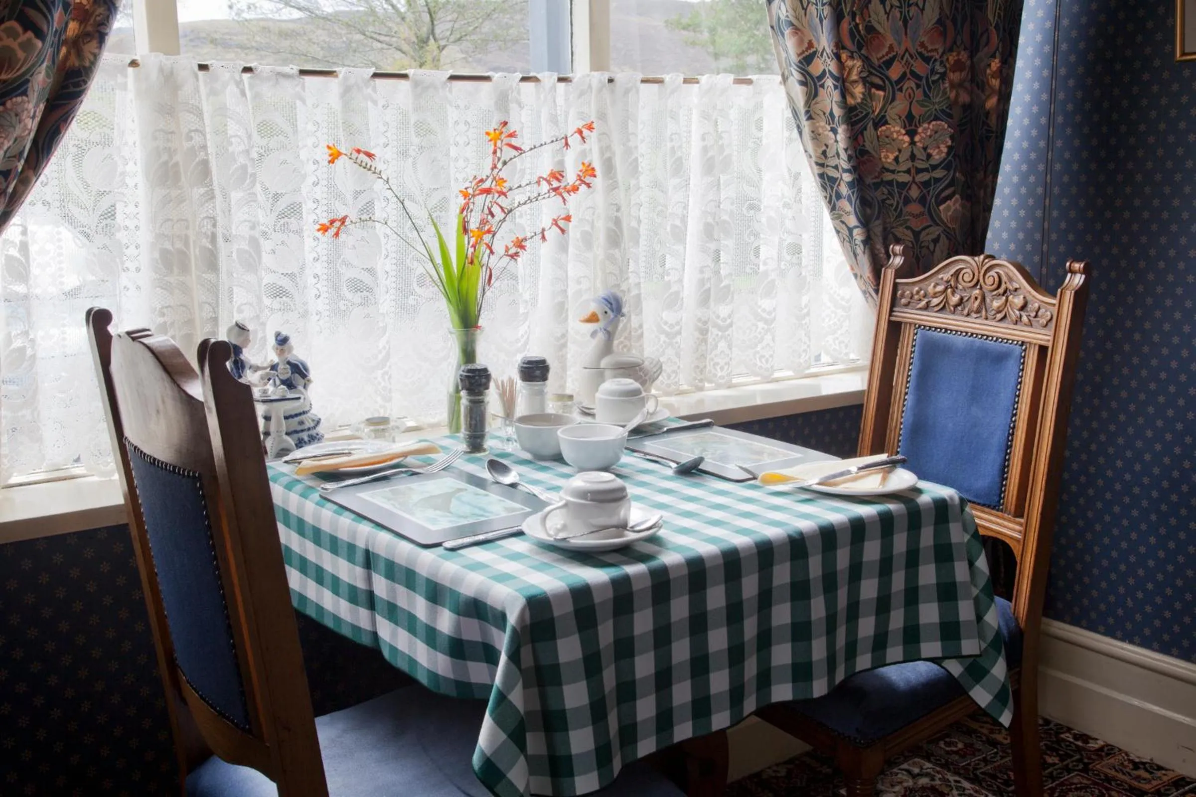 Restaurant/places to eat in Woodhill House