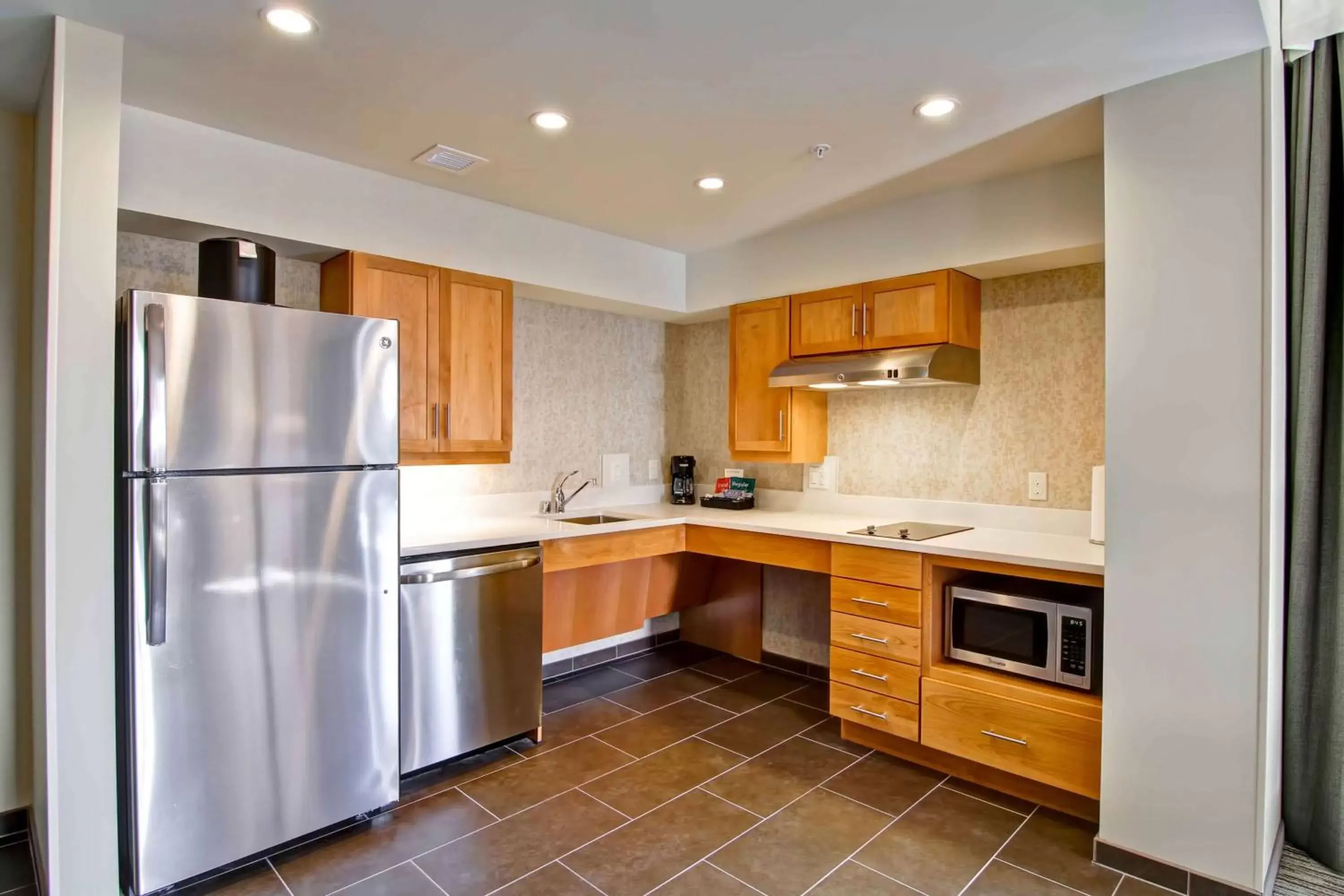 Living room, Kitchen/Kitchenette in Homewood Suites by Hilton Seattle-Issaquah