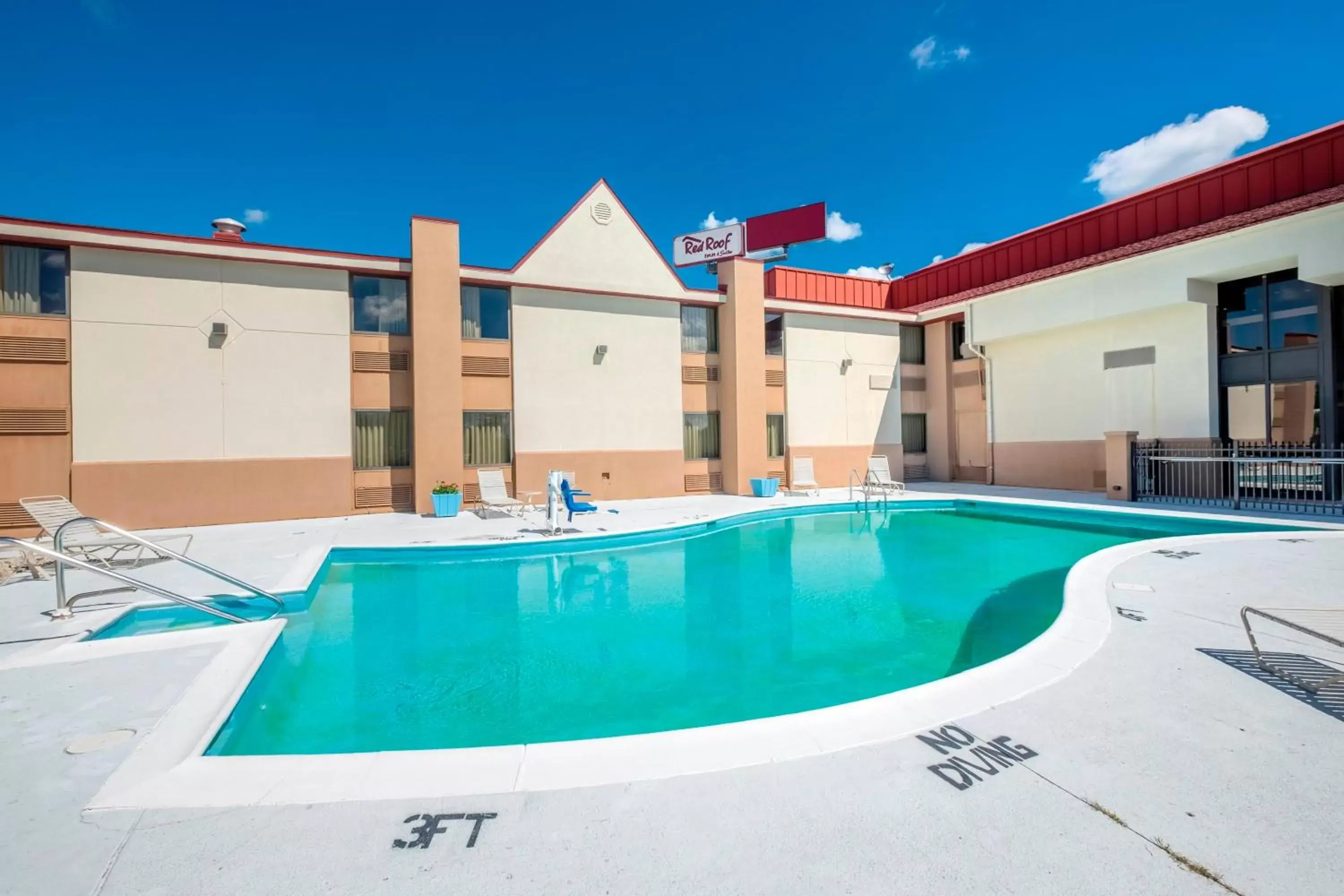 Swimming Pool in Red Roof Inn & Suites Cincinnati North-Mason