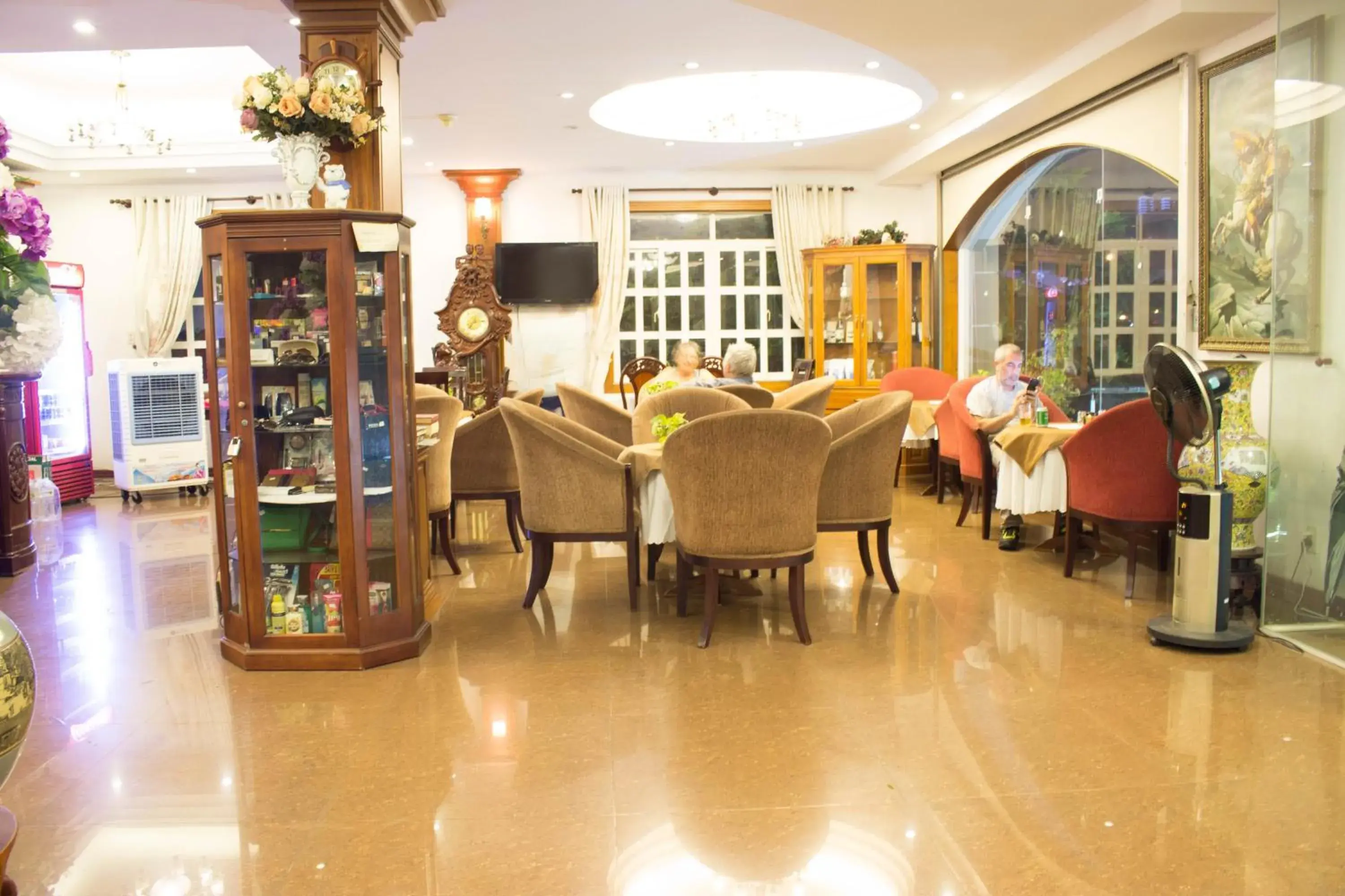 Restaurant/places to eat in Hoa Phat Hotel & Apartment