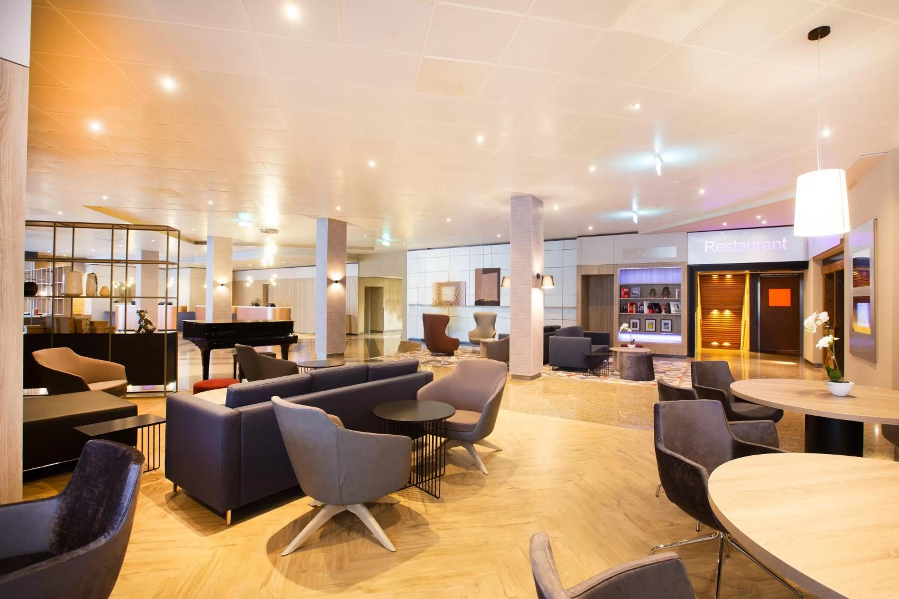 Lounge or bar in Crowne Plaza Frankfurt Congress Hotel by IHG
