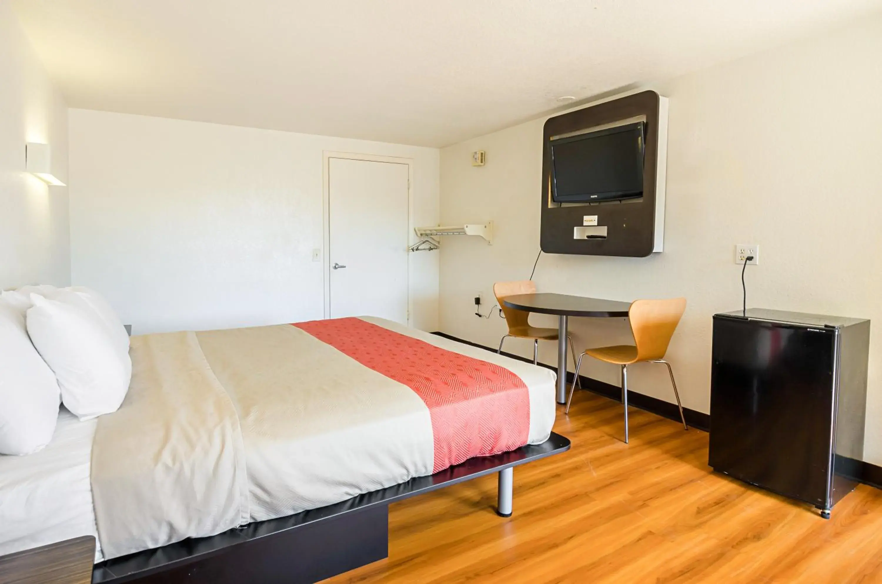 Bedroom, TV/Entertainment Center in Rodeway Inn