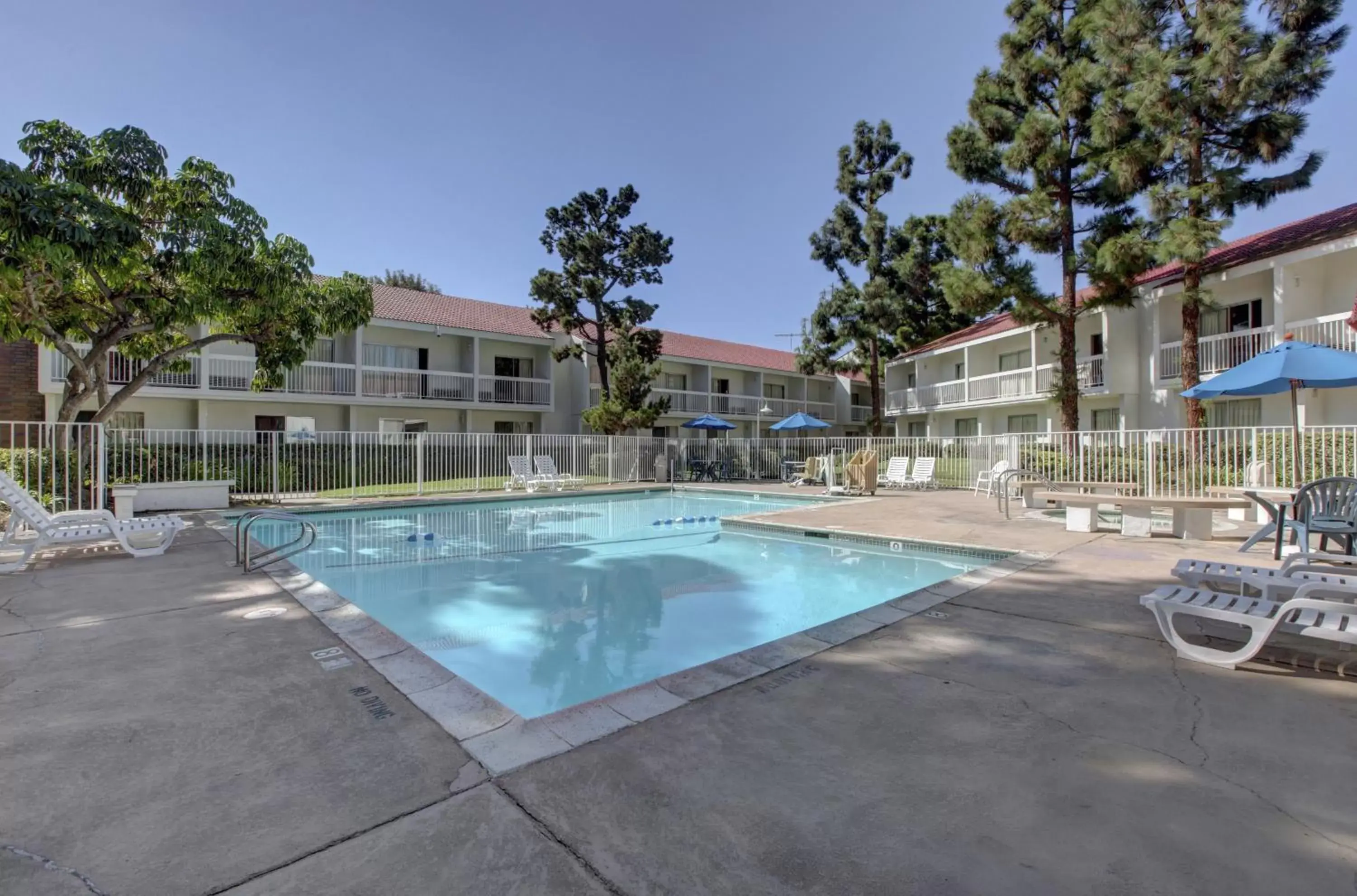 Facade/entrance, Swimming Pool in Motel 6-Santa Ana, CA - Irvine - Orange County Airport