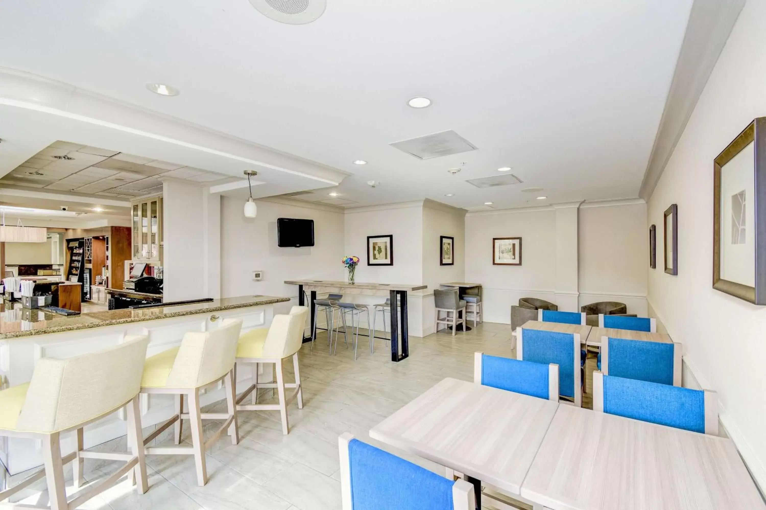 Dining area, Lounge/Bar in Hilton Garden Inn Waldorf
