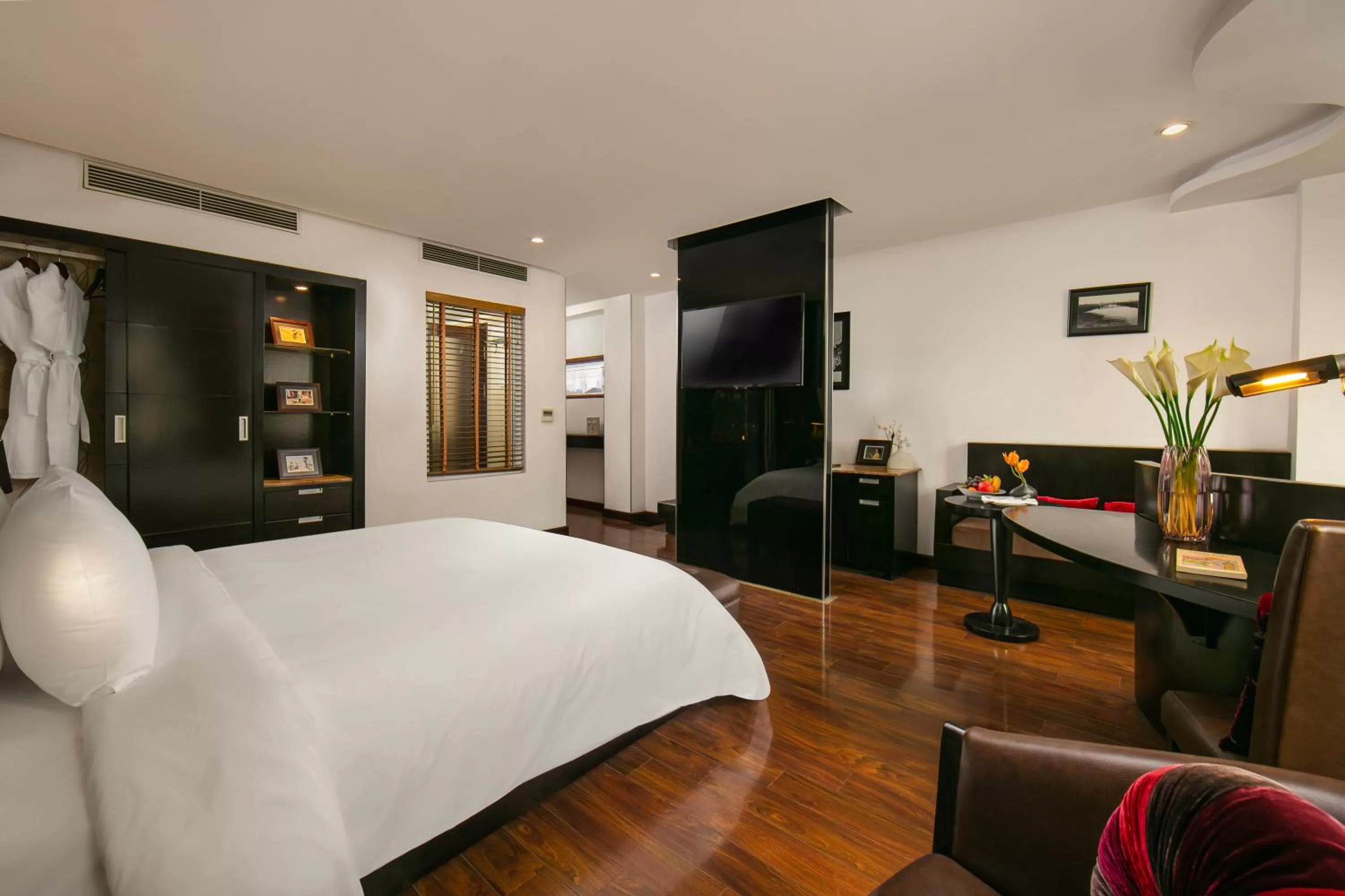 Communal lounge/ TV room, Bed in La Nueva Boutique Hotel Hanoi & Spa