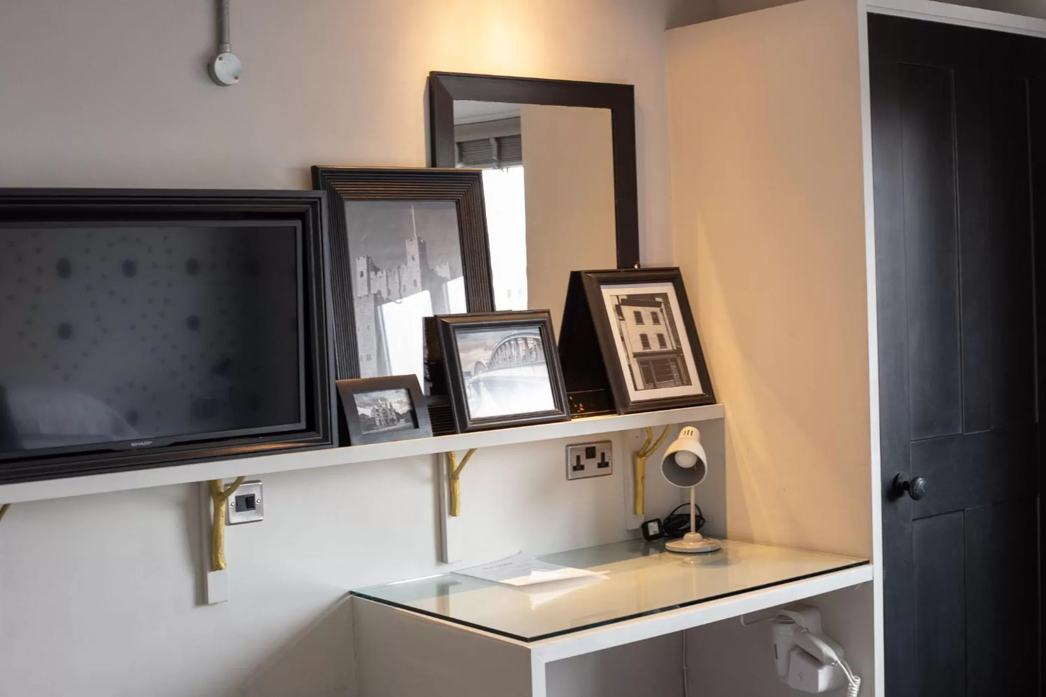 TV and multimedia in St George Hotel Rochester-Chatham