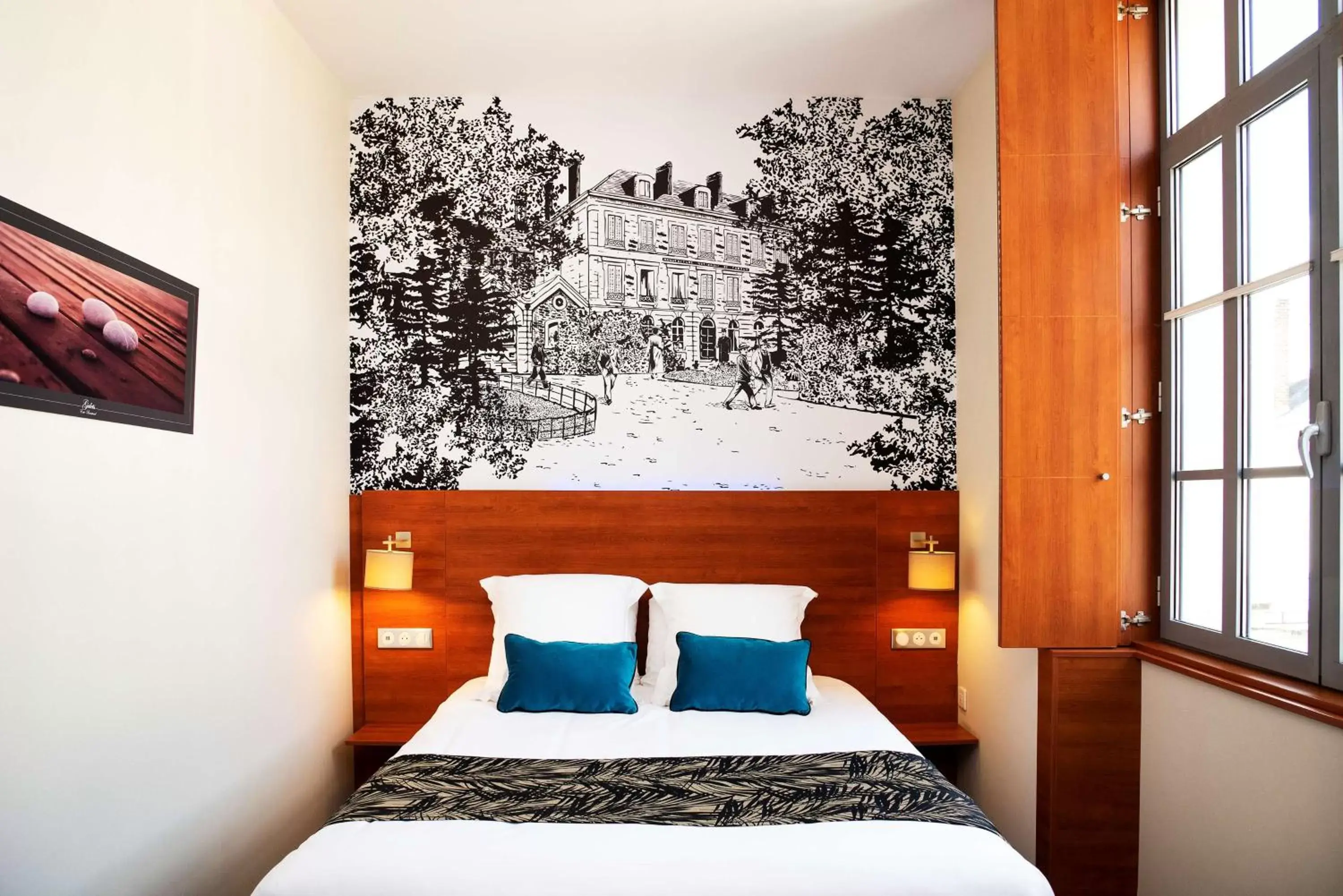 Decorative detail, Bed in Best Western Plus Hôtel Colbert