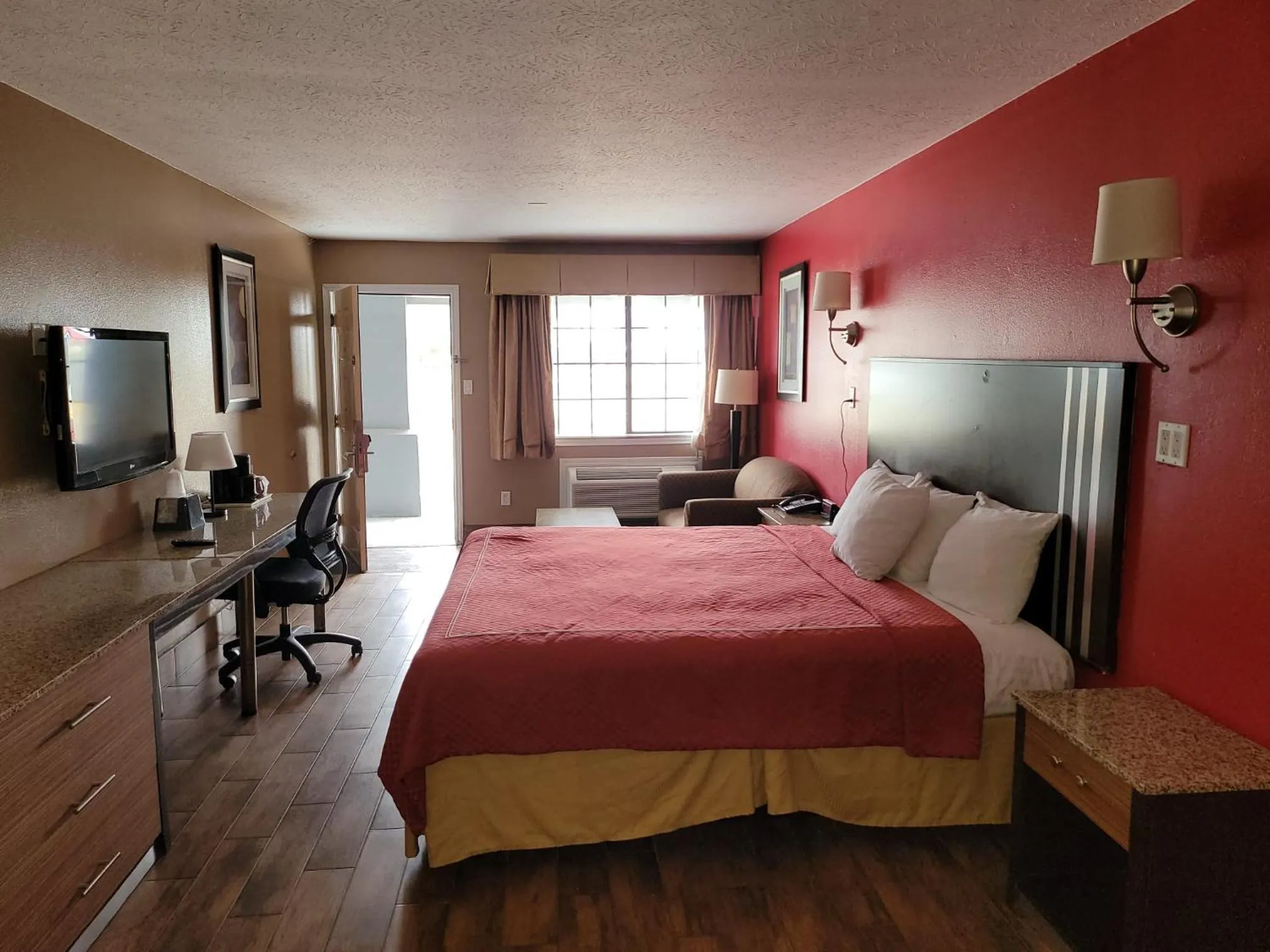 Bed in Texas Inn and Suites Raymondville