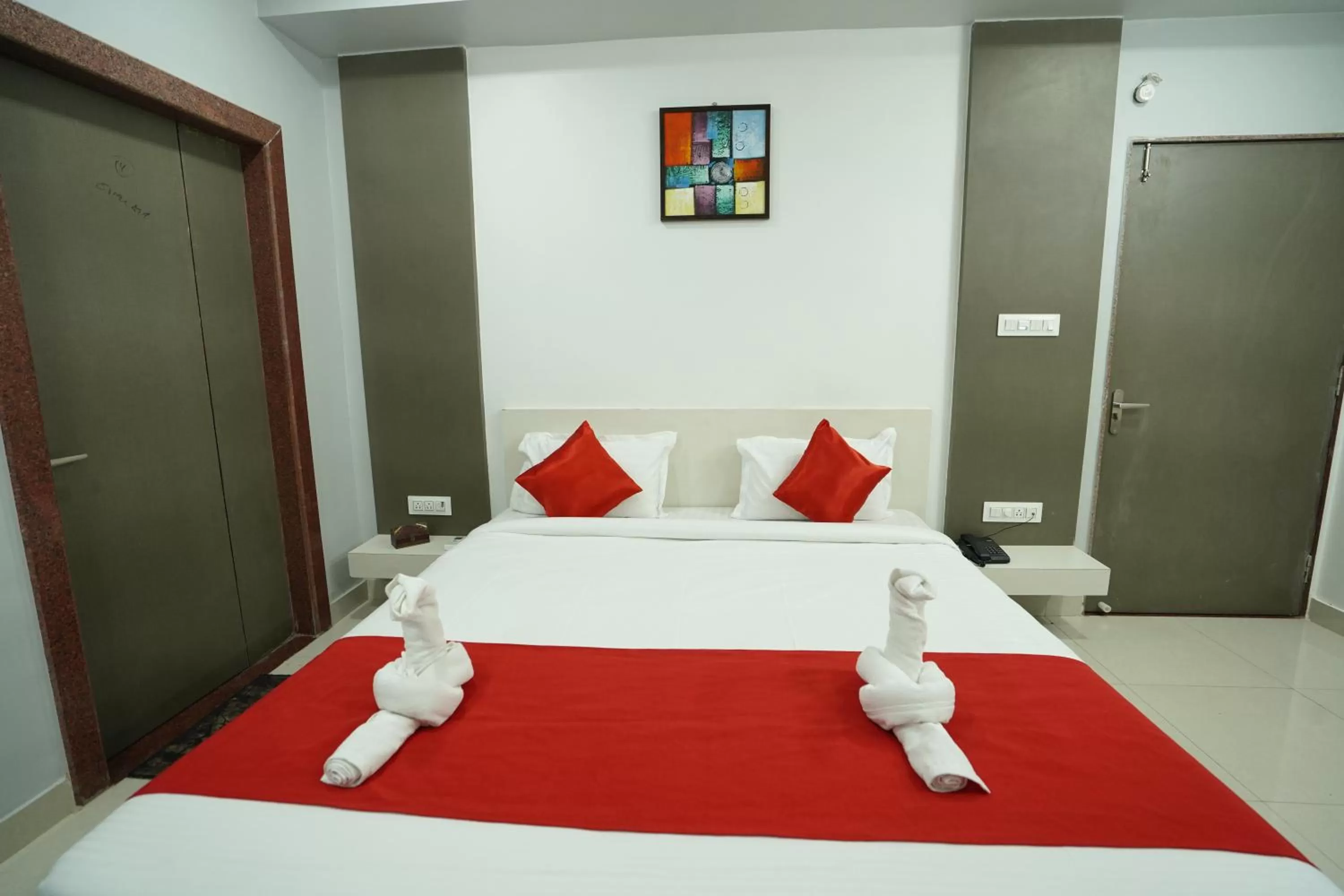 Photo of the whole room, Bed in Hotel Silver Cloud