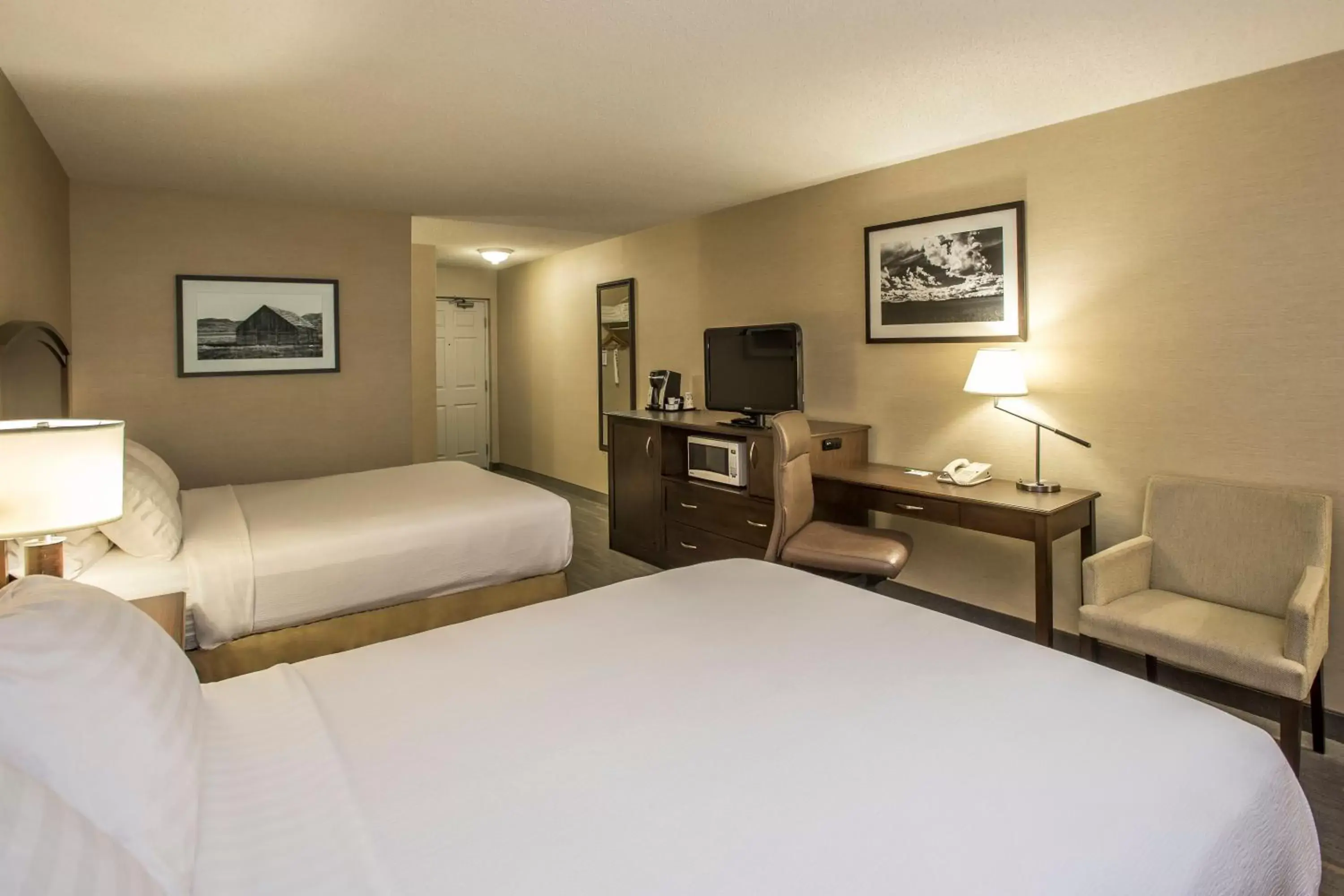 Photo of the whole room, Bed in Holiday Inn Lethbridge, an IHG Hotel