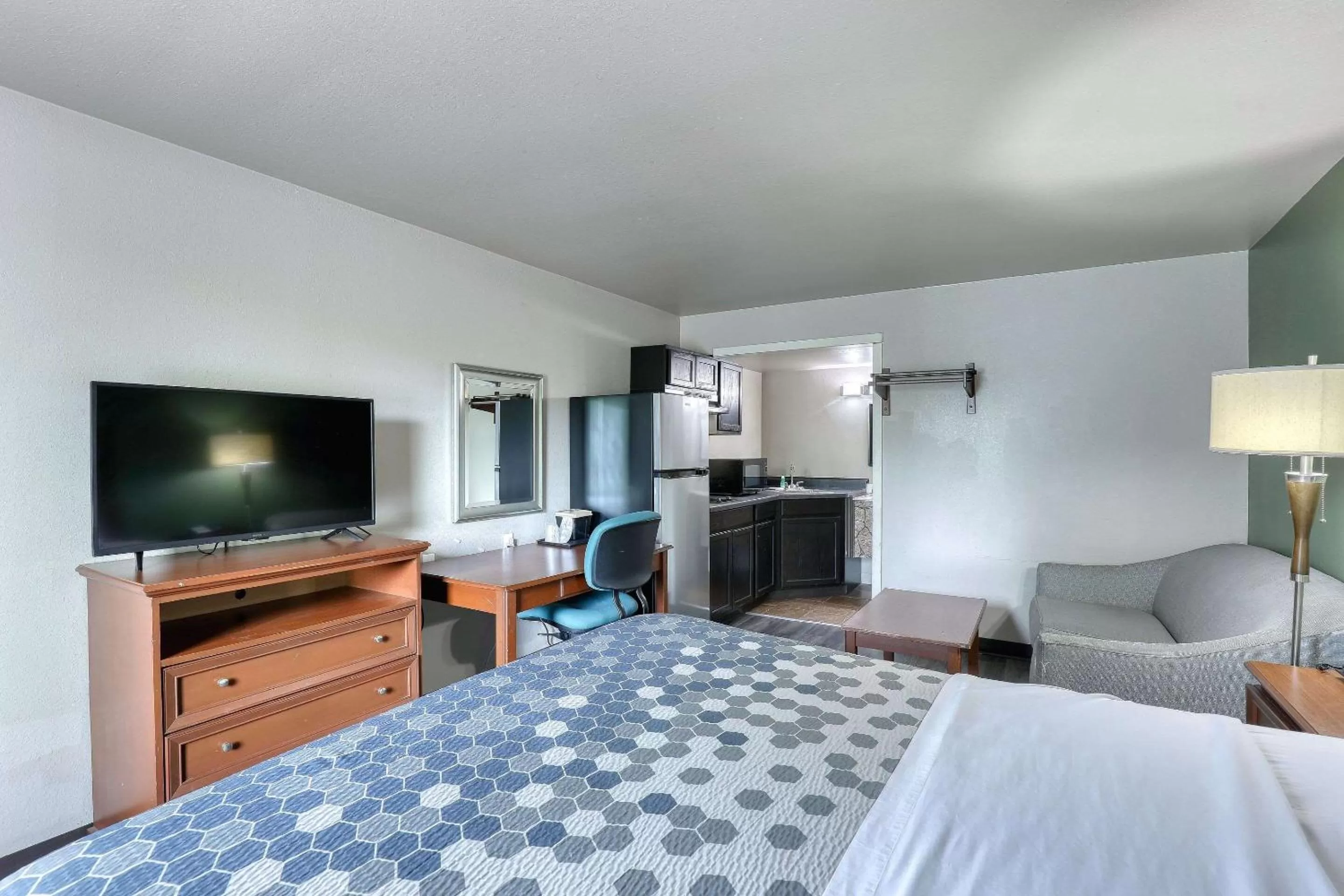 Bedroom, Bed in Suburban Studios Neenah-Appleton