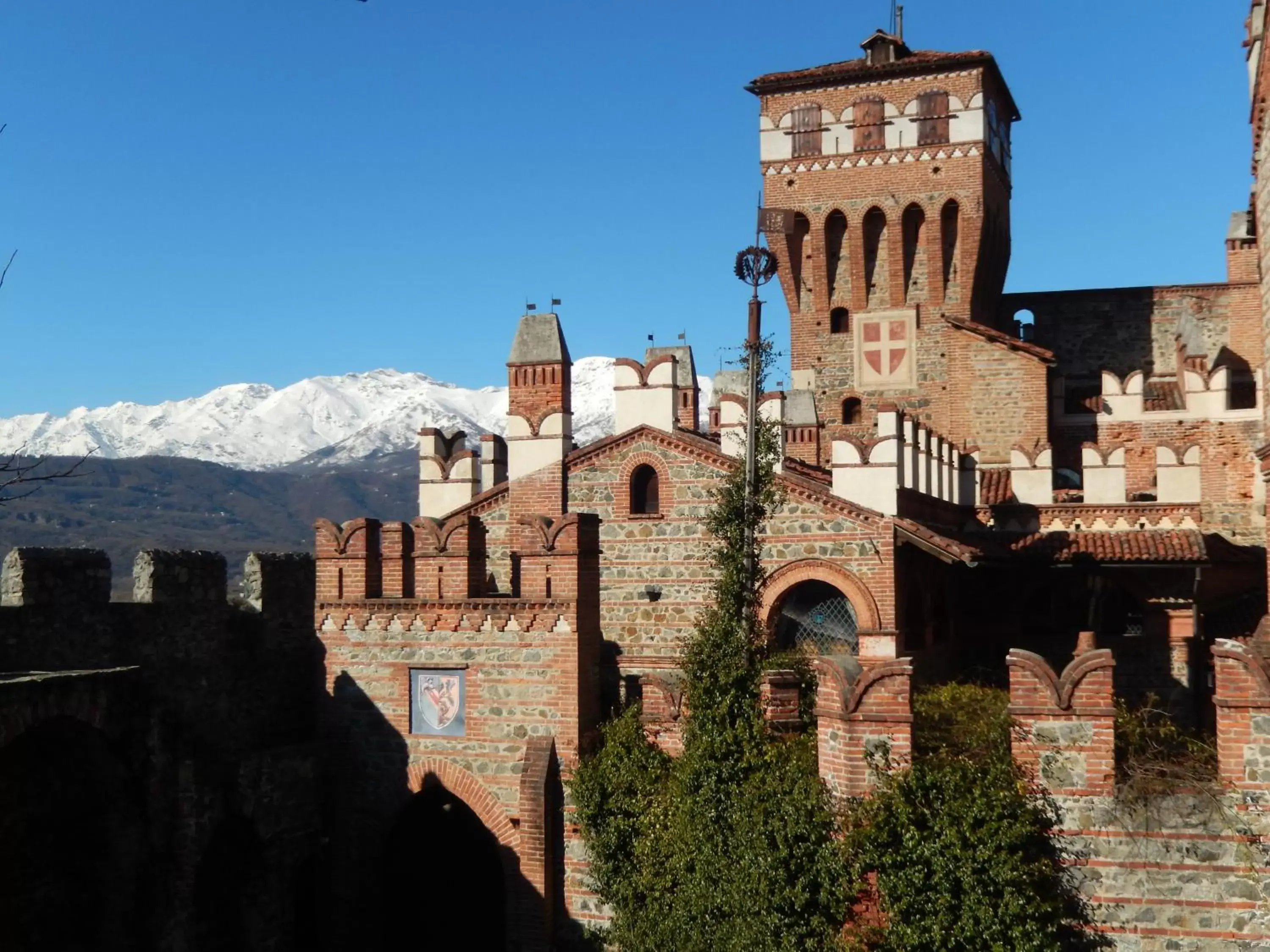 Property building in Castello Di Pavone